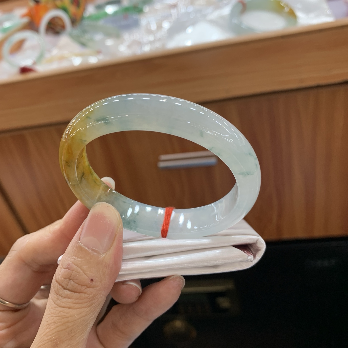 042726JM，黄翡飘花贵妃翡翠手镯，54-47.5-12-7.2