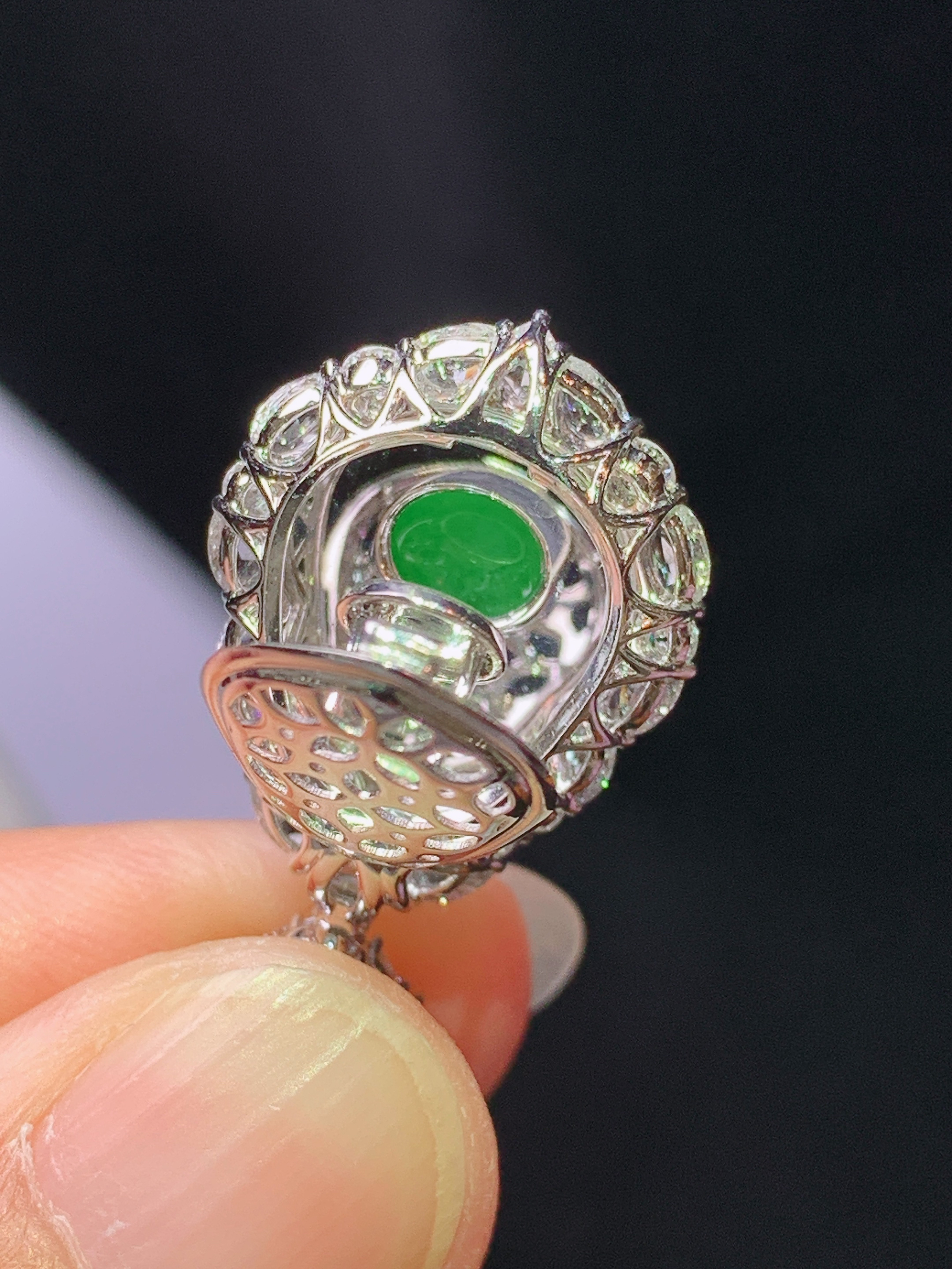 18k金钻镶嵌冰阳绿葫芦吊坠 玉质细腻 色泽艳丽清新 水润亮眼 整体尺寸27.5*16*10.2c4