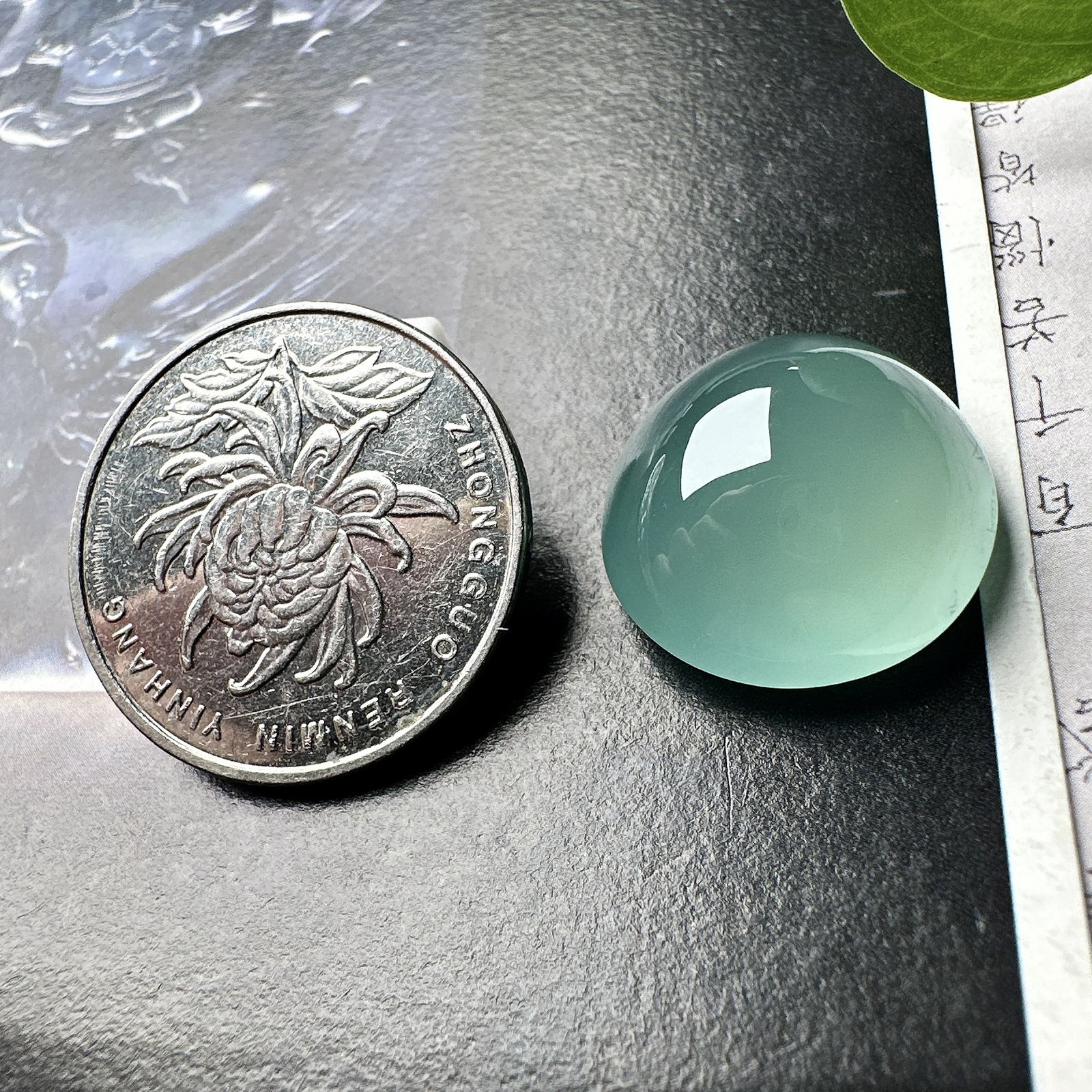 【冰种天空蓝蛋面裸石】质地非常细腻干净，冰润十足，种老冰透，收藏品质