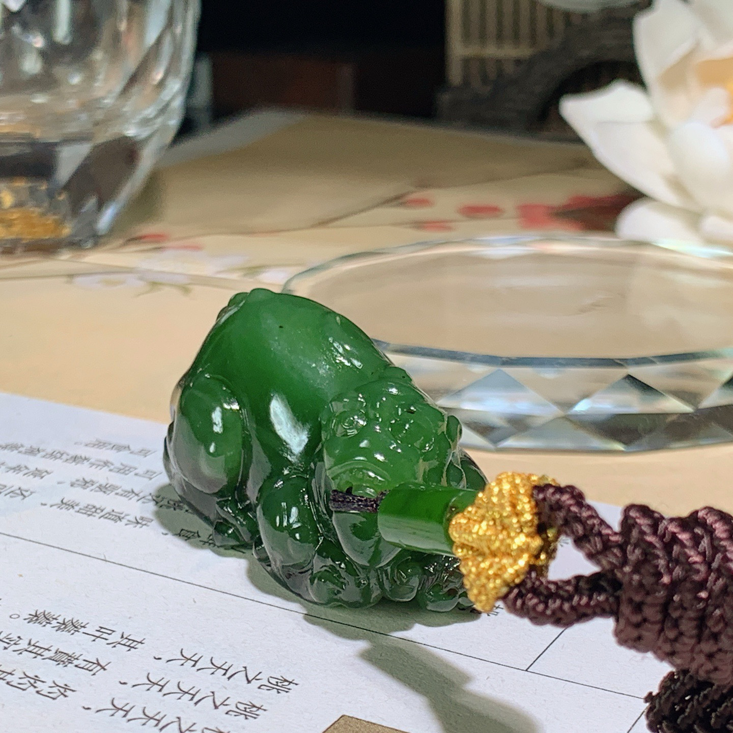 和田玉红皮料阳绿俄罗斯碧玉招财貔貅挂件。尺寸40/21/21重33克 玉质细腻油润。手推出油。佩戴高端典雅。lt260428