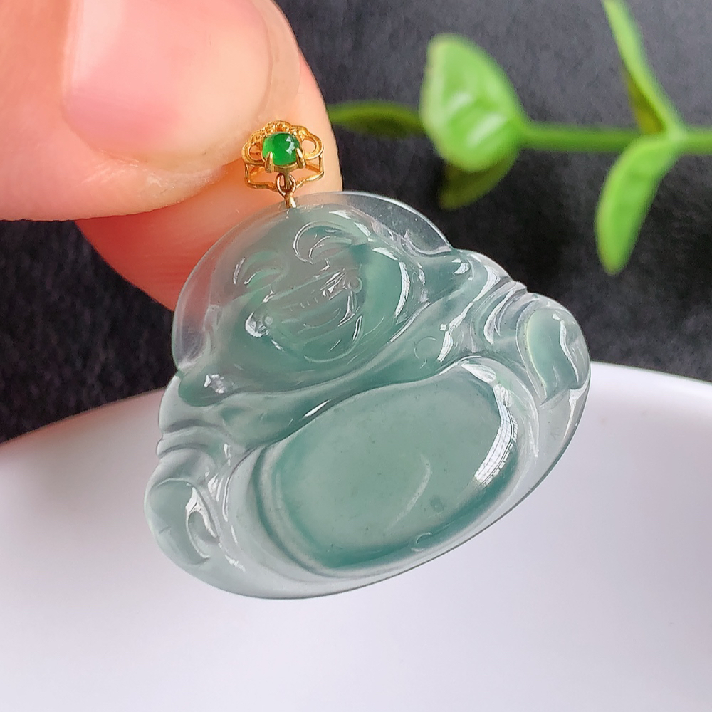 18k金扣蓝冰佛公挂件 玉质细腻  精雕弥勒佛，笑佛福耳垂肩，面相喜庆，开怀大笑，憨态可掬。惟妙惟肖