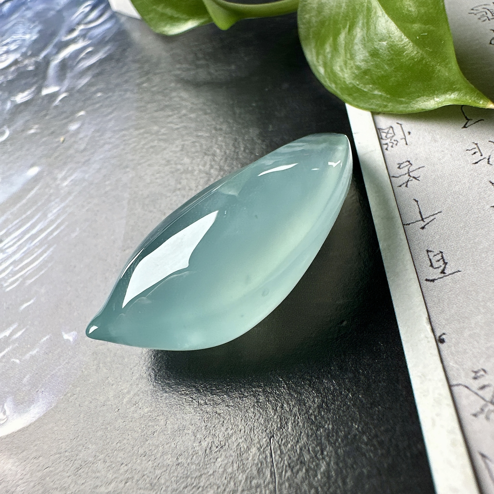 【冰种天空蓝随形吊坠】质地非常细腻干净，冰润十足，种老冰透，收藏品质。