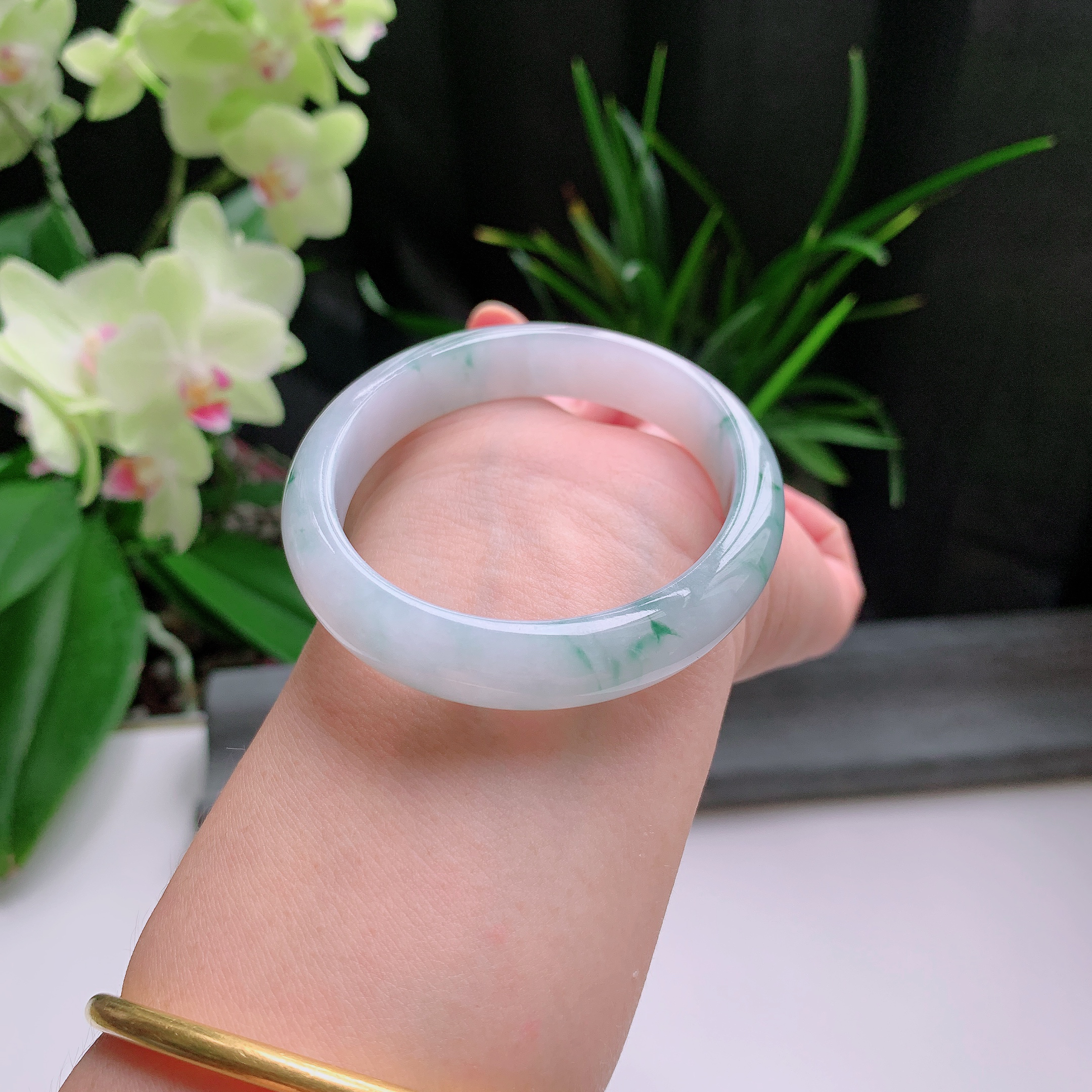 贵妃54圈口，天然A货翡翠冰糯种水润飘绿玉手镯，水润秀丽，飘花灵动，种水十足，视觉甜美可人，恰到好处的美，十分高雅耐看，条形优美，上手优雅大方。37.34