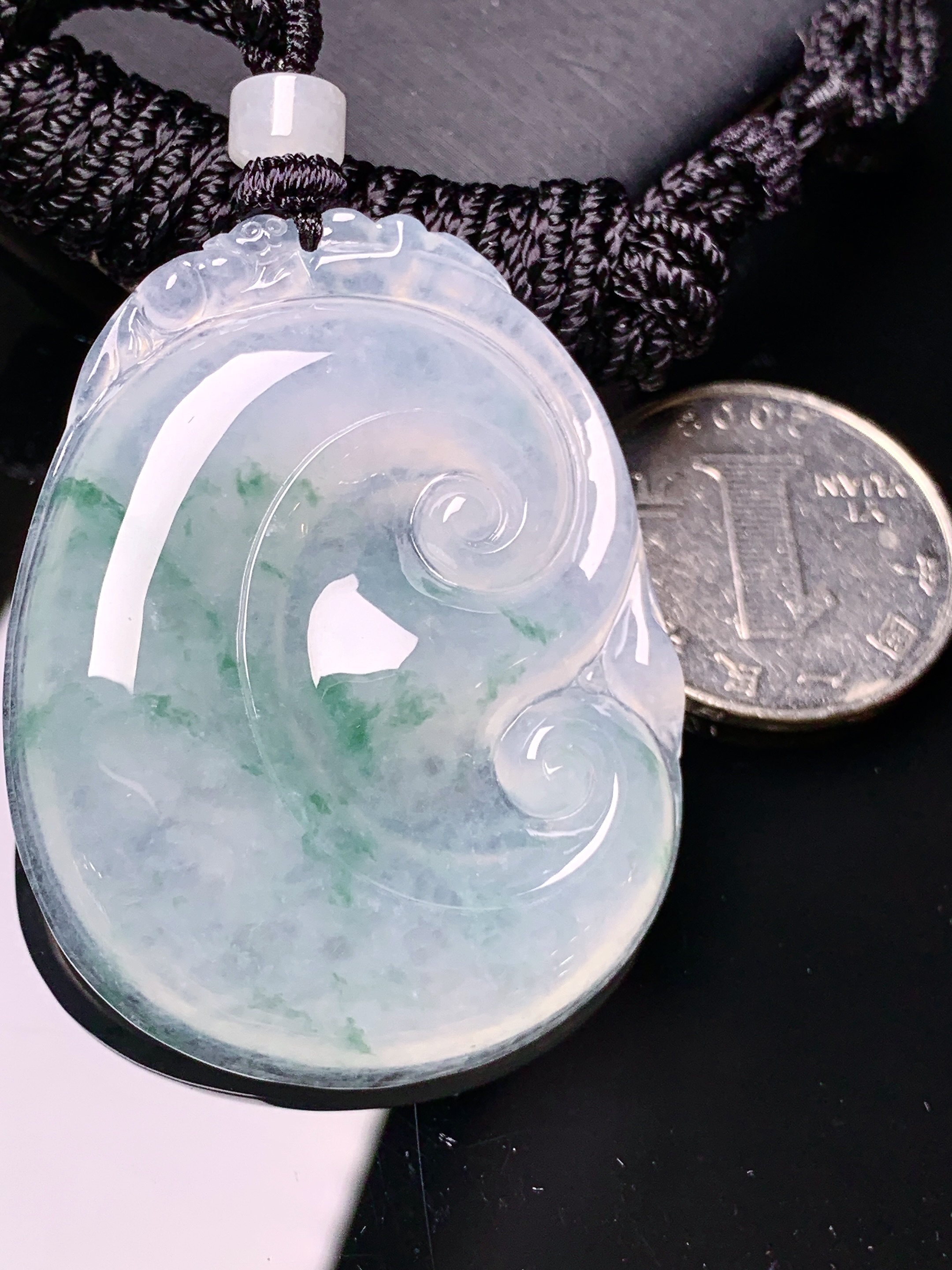 冰种飘绿如意吊坠 玉质细腻 色泽艳丽清新 水润亮眼 整体尺寸48*37.2*5.8x1