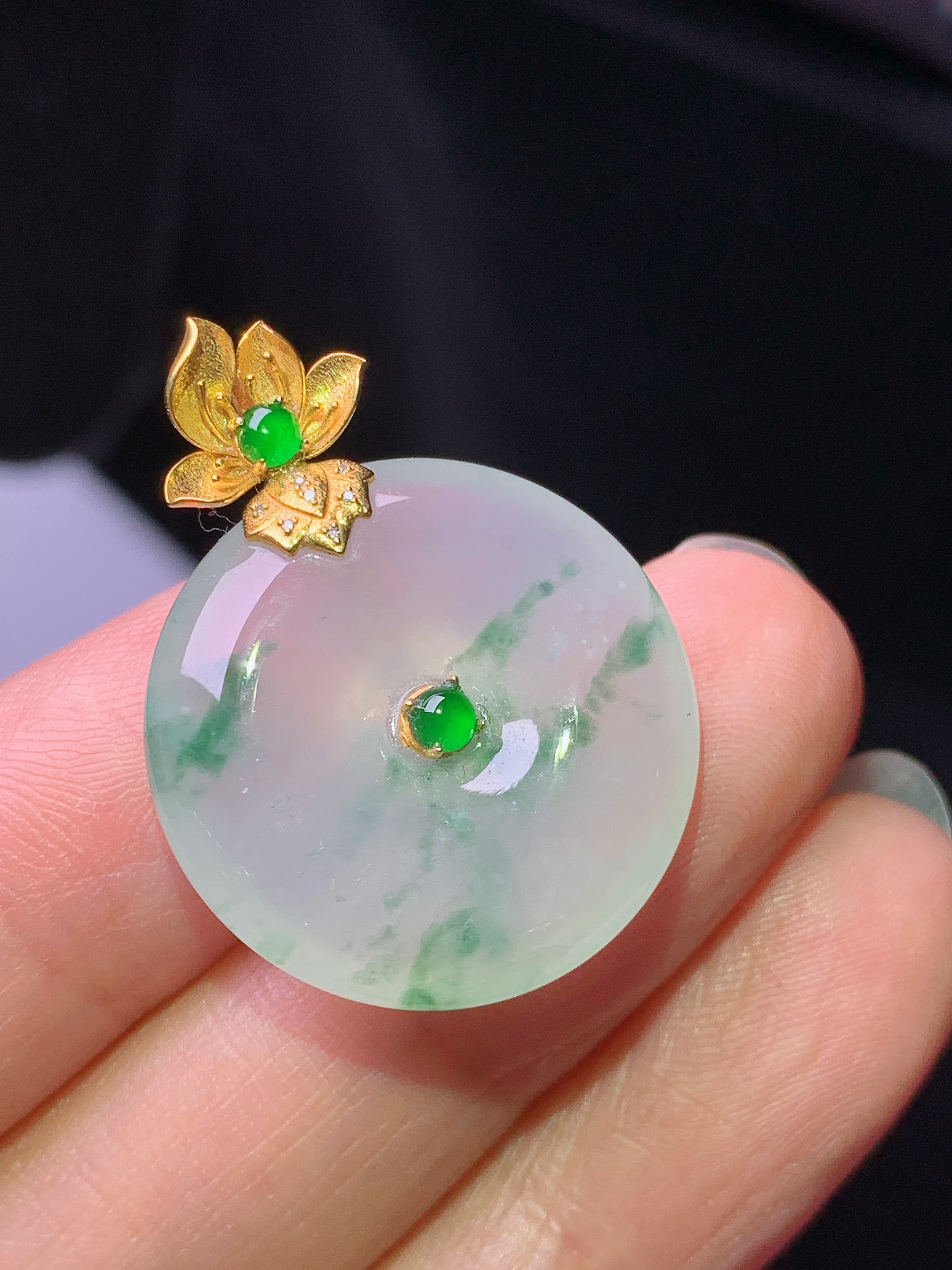 18k金镶嵌冰种飘绿平安扣吊坠 玉质细腻 色泽艳丽清新 水润亮眼 整体尺寸28.8*21.8*5.7