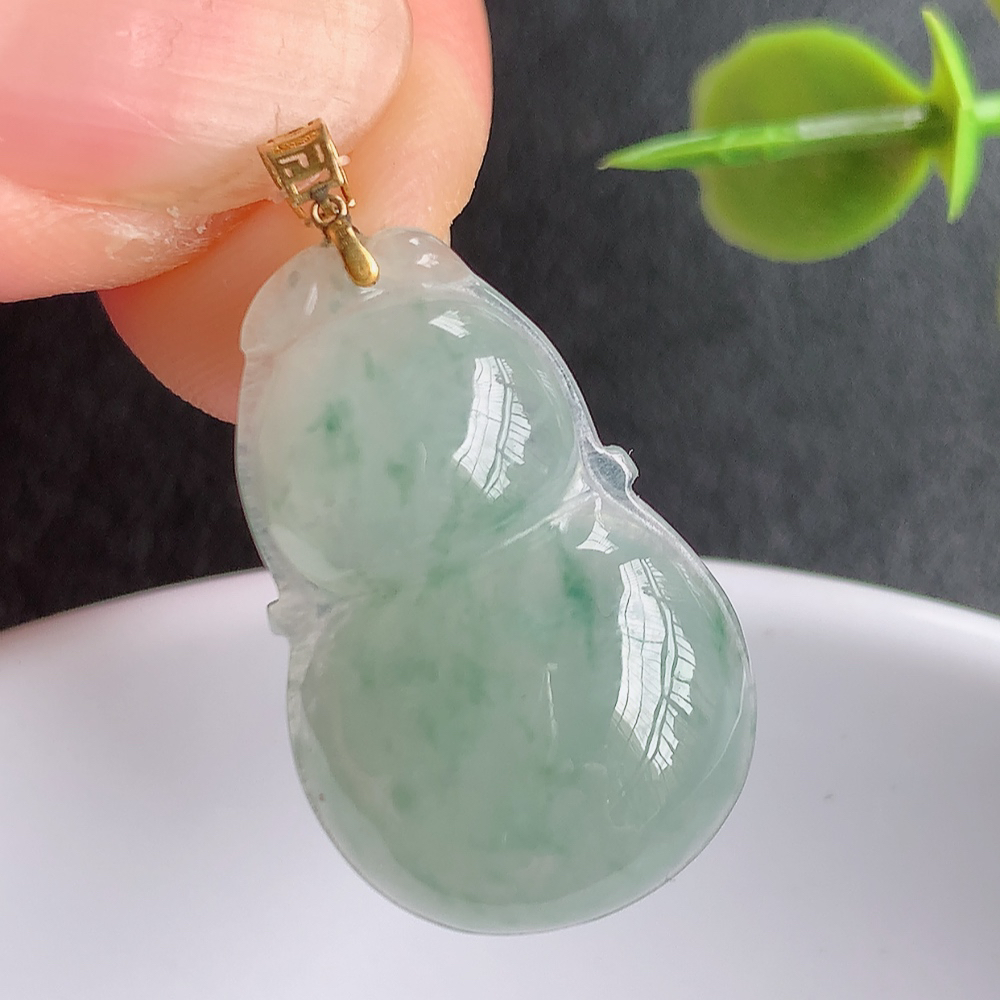 18k金扣冰润飘花葫芦翡翠吊坠  寓意“福禄双全，加官进爵，财源滚滚” 莹润通透，抱满大气  清新脱