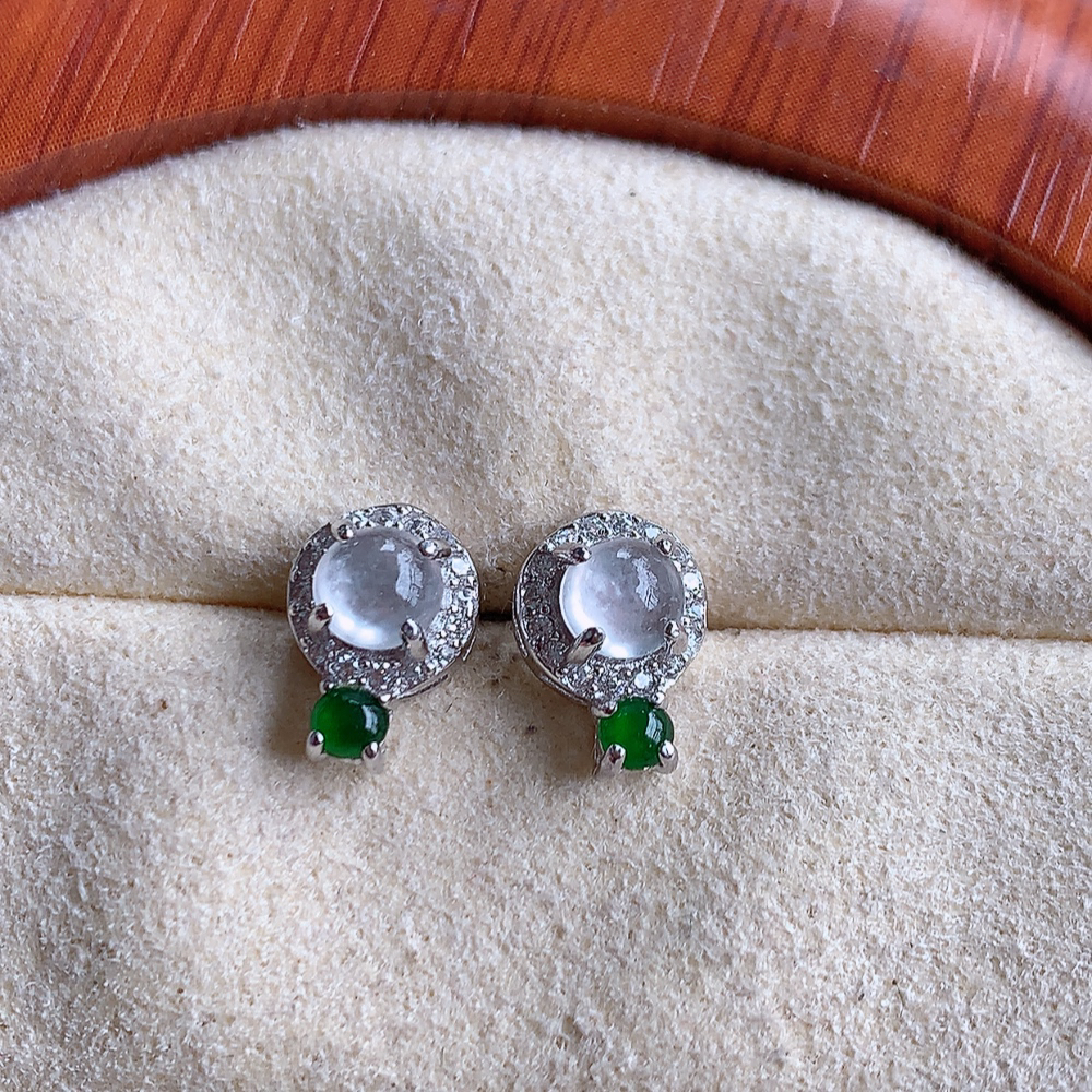 冰翡翠925银镶嵌蛋面耳钉，自然光实拍，翠色灵动，颜色漂亮，种老水足，品相佳，佩戴佳品！W815.2