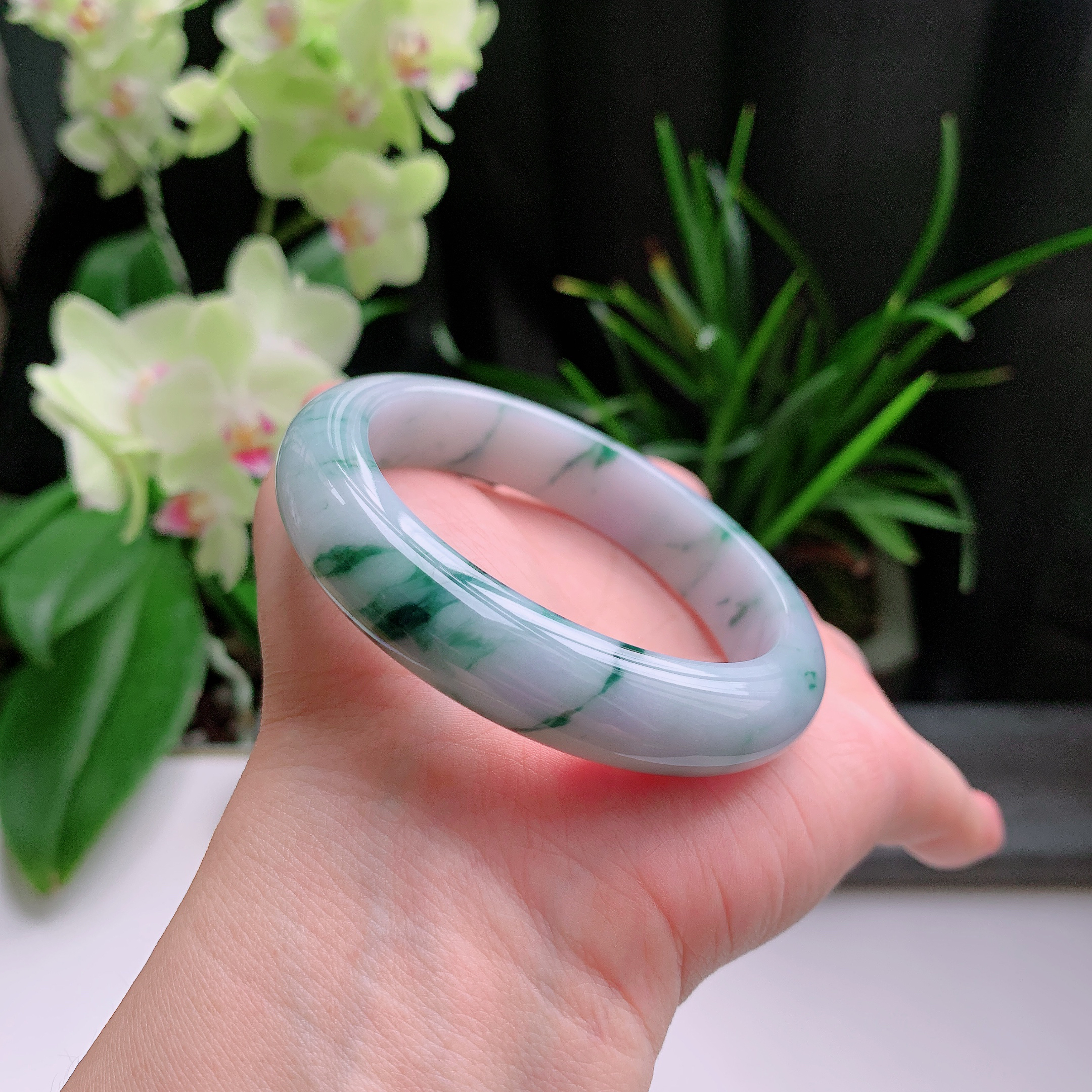 正圈56圈口，天然A货翡翠冰糯种水润淡紫飘绿玉手镯，水润秀丽，飘花灵动，种水十足，视觉甜美可人，恰到好处的美，十分高雅耐看，条形优美，上手优雅大方。63.95