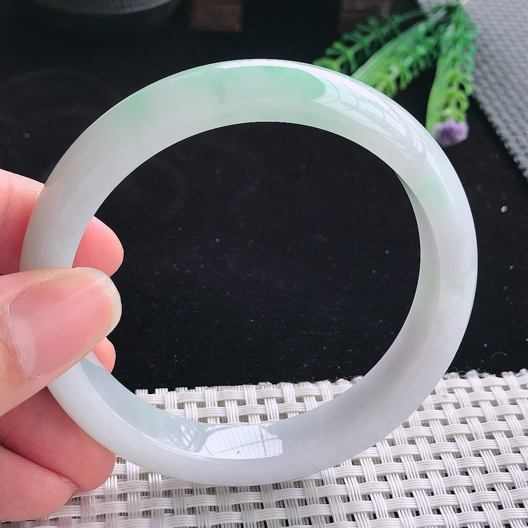 实拍A货翡翠63/12.5/8.5大圈口老坑精美冰润飘绿手镯翡翠玉镯手环