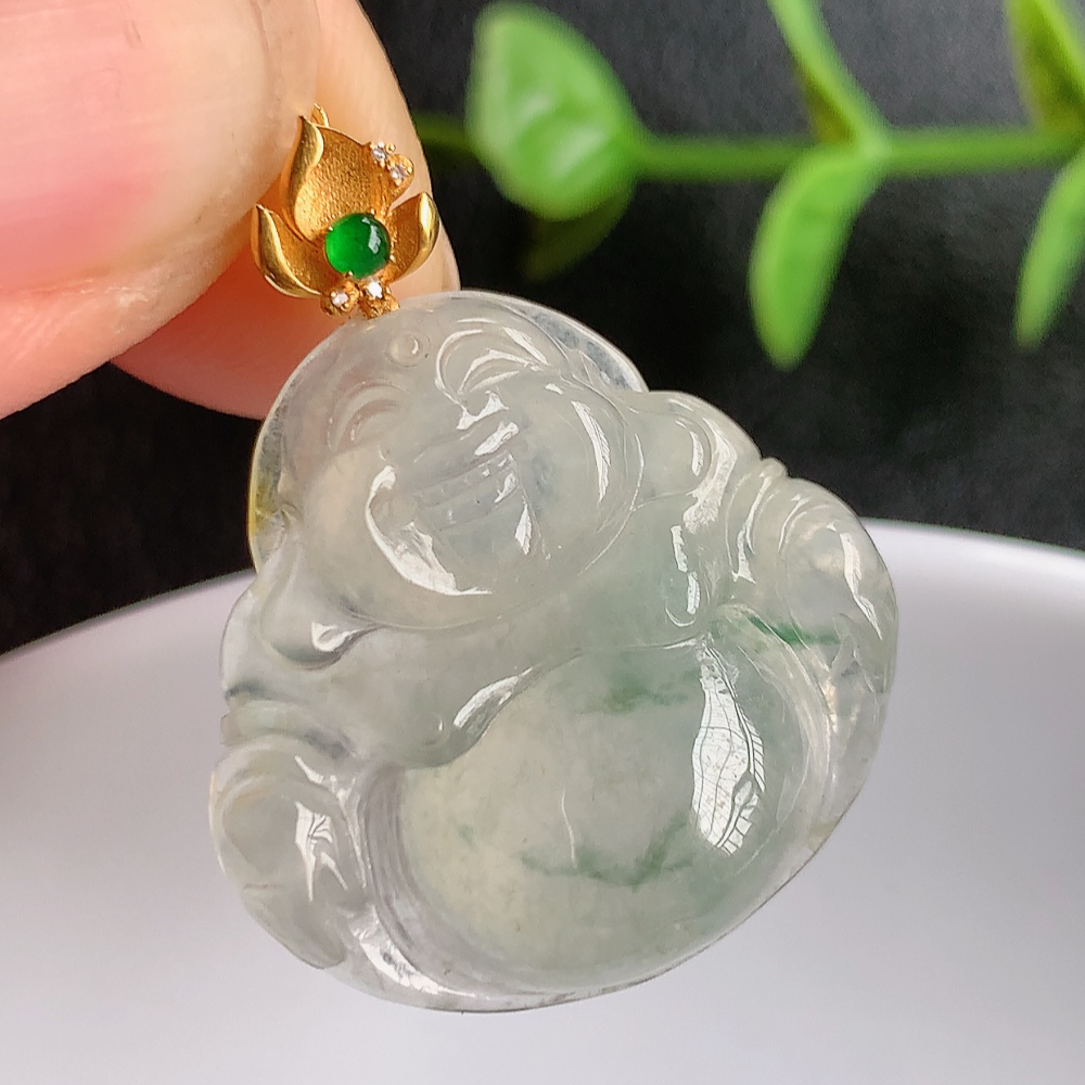 18k金扣冰润飘花佛公挂件 玉质细腻  精雕弥勒佛，笑佛福耳垂肩，面相喜庆，开怀大笑，憨态可掬。惟妙