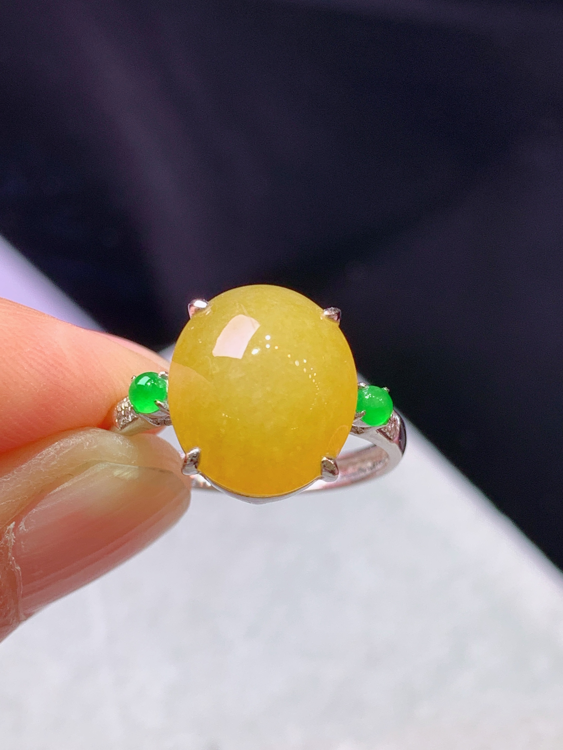 18k金钻镶嵌黄翡蛋面戒指 玉质细腻 色泽艳丽清新 水润亮眼 圈口14 裸石尺寸12.6*10.5*6b1