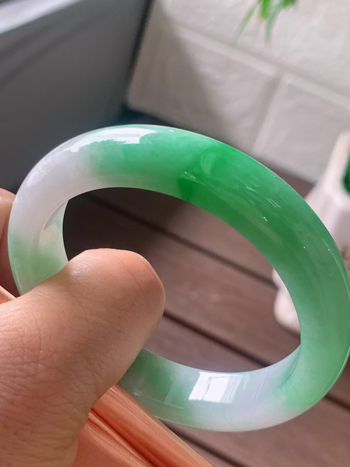 【翡翠名称】老种冰飘阳绿52.8正圈口手镯
【翡翠尺寸】52.8/12.3/8.3mm适合51.8-54正圈口佩戴
【翡翠描述】宝贝种老水足，玉质细腻，色泽靓丽，性价比高，佩戴效果好！
【其它赠送】权威证书/精美挂绳盒子/支持全国复检