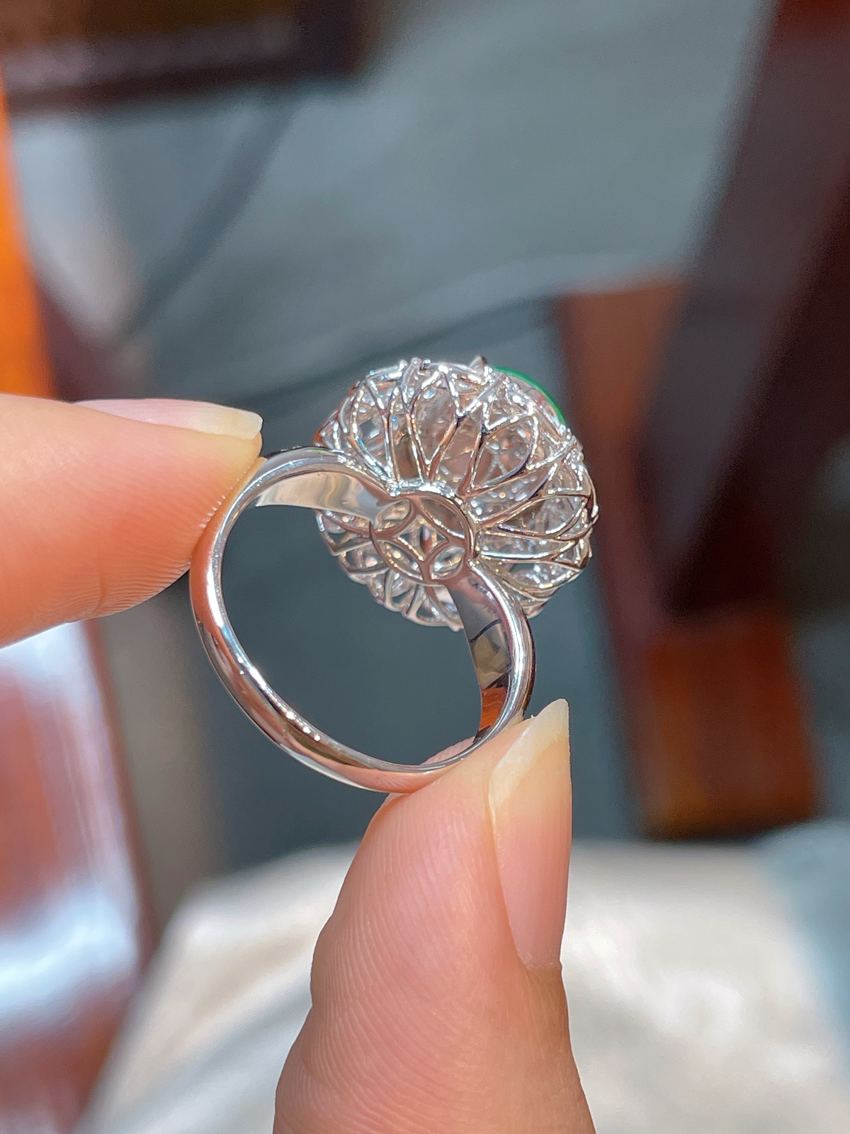 阳绿蛋面戒指 完美 18k金镶嵌 强烈推荐