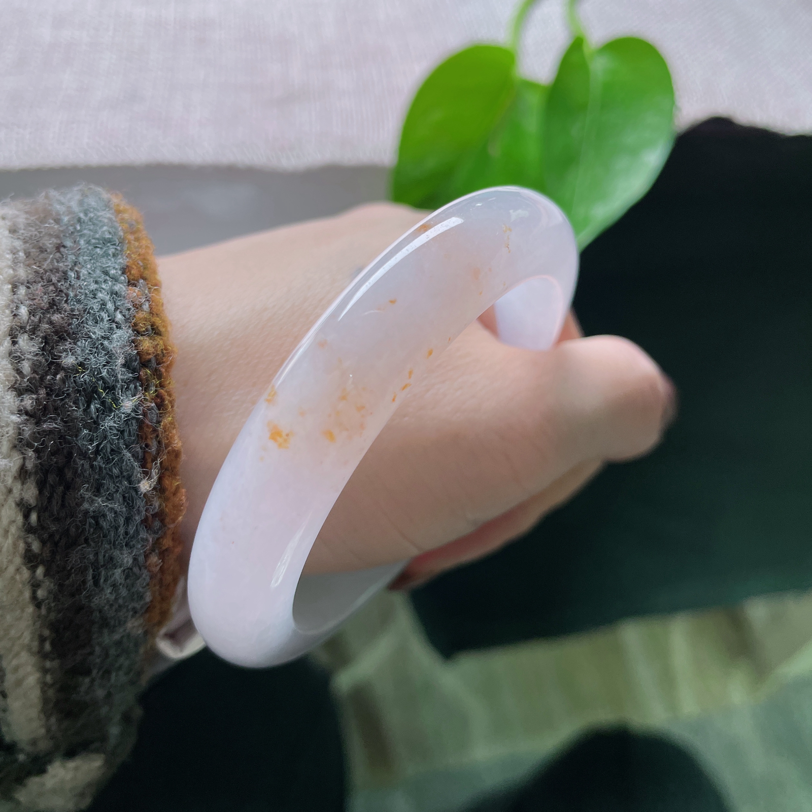 55.2/11.7/8.7，冰紫正圈，洒金，把东方雅致的含蓄与金玉满堂的寓意，都凝在了这一抹腕间风情里。ss49781a..