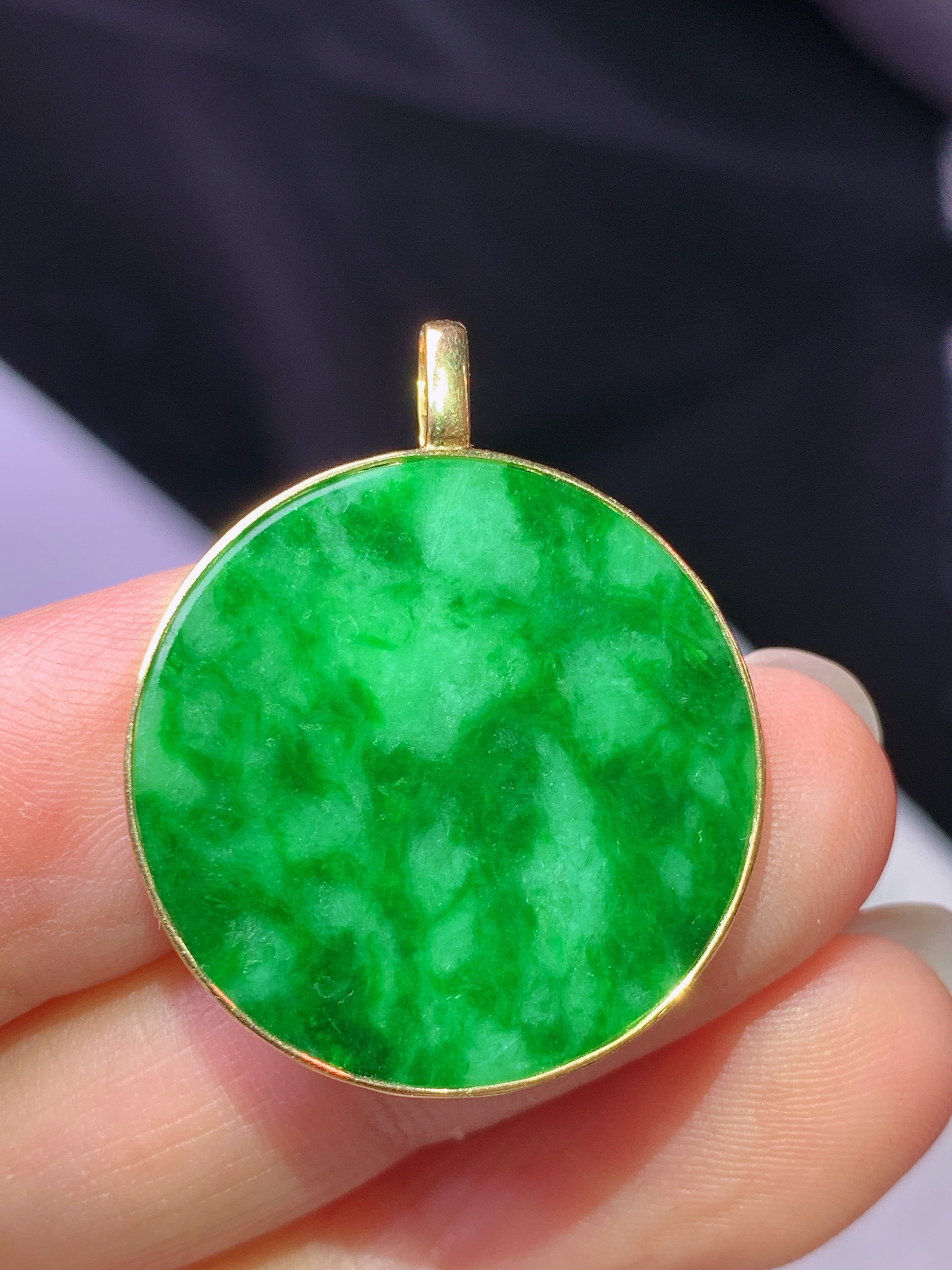 18k金镶嵌飘绿圆牌吊坠 玉质细腻 色泽艳丽清新 水润亮眼 整体尺寸28.8*23.5*2b1