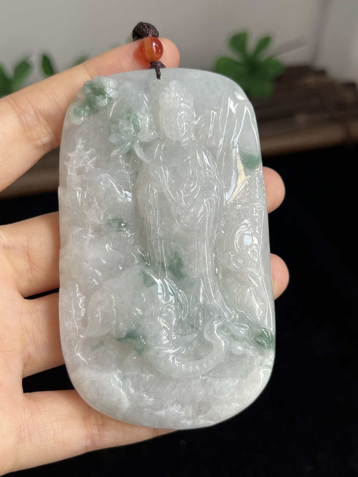 翡翠糯化种飘绿吊坠，配珠未测