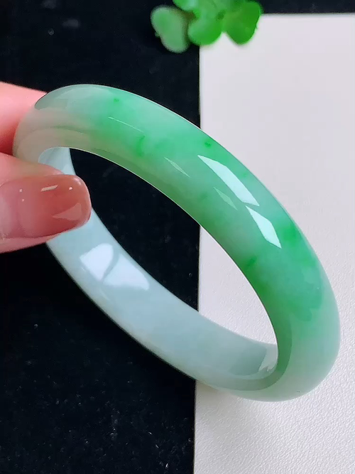  ，飘绿贵妃手镯，无裂，尺寸52.2/46.5/10.6/7.2，№;y2790   24