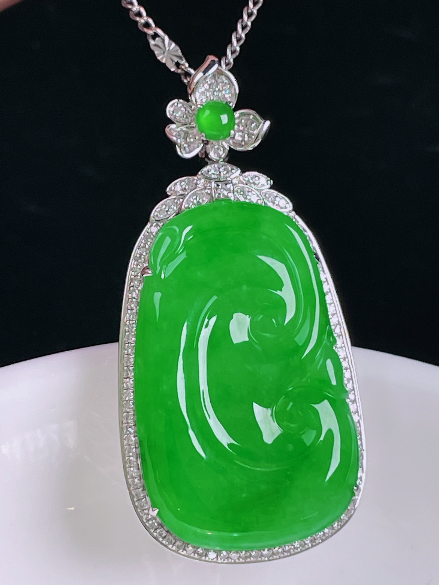 ️辣绿如意，老种起光，细底通透，尺寸：41.7/20.2/8，27.8/17.7mm0427