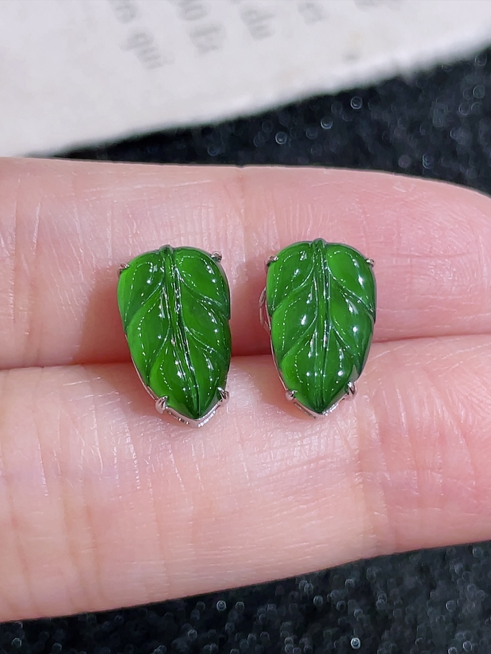 ️冰绿叶子耳钉，无裂，18k金镶嵌，种水，重金镶嵌，南非钻镶，厚装饱满，颜色辣绿，枝繁叶茂，家大业