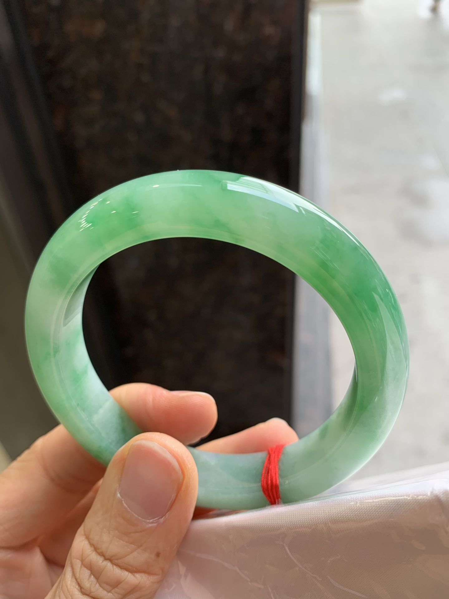 正圈飘绿，有纹，尺寸：58/12.3/9.3，色好