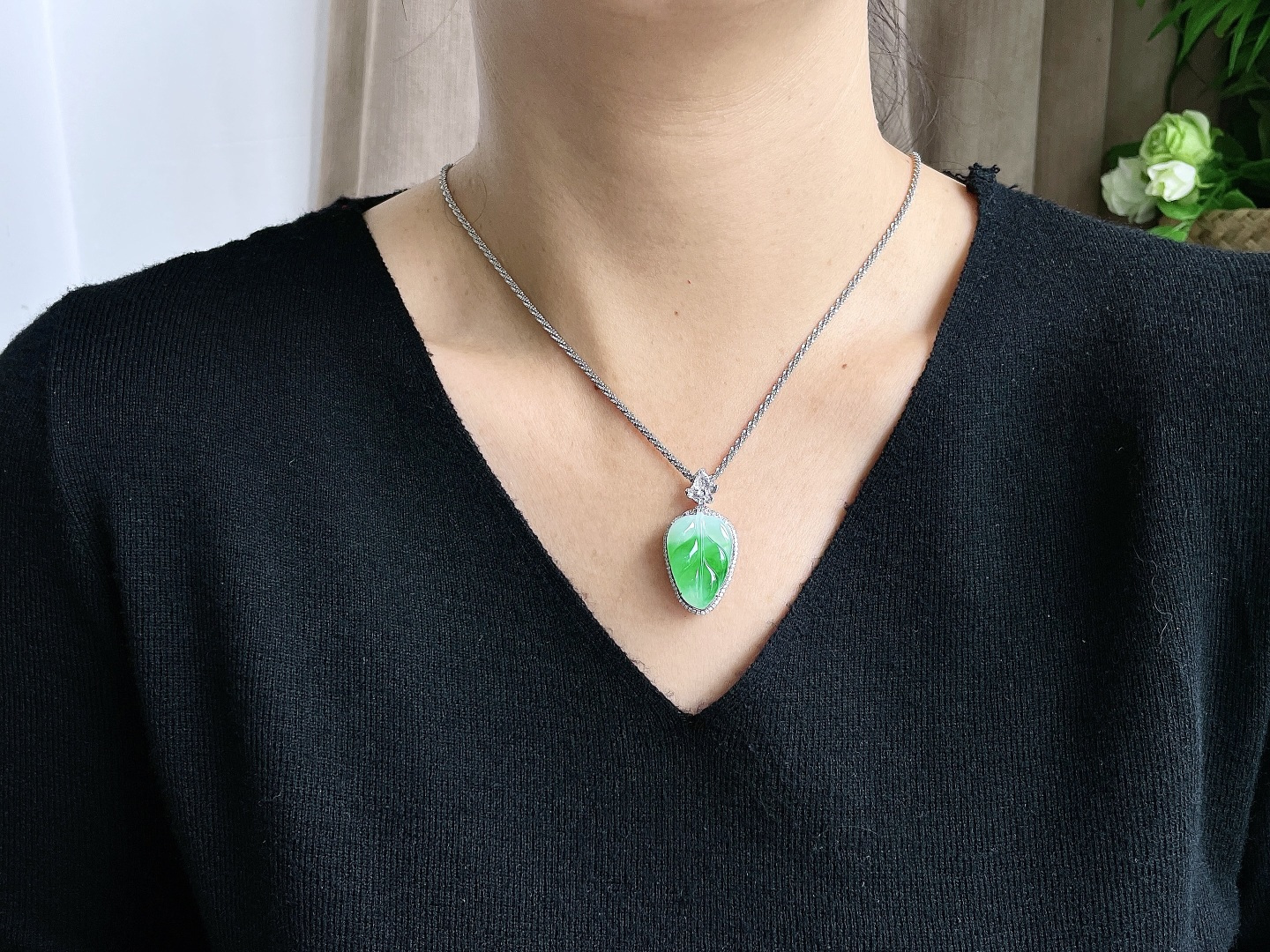 【镶嵌】冰种阳绿树叶飘阳绿叶子吊坠，【说明】缅甸 18k金镶嵌 无裂 性比高 大业有成，【整体】37-38.6-11.6，【裸石】24.3-16.2-3.6，【重量】7.6克