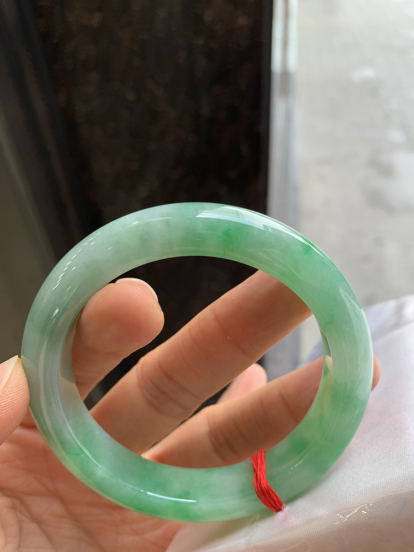 正圈飘绿，有纹，尺寸：58/12.3/9.3，色好