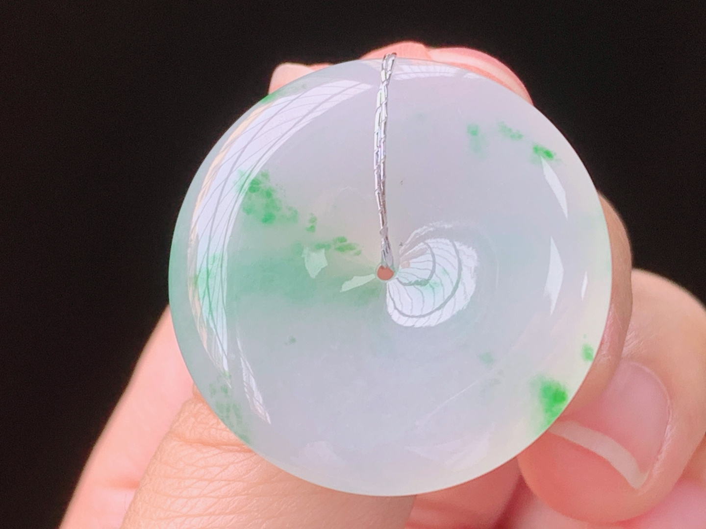 冰飘绿平安扣，翠色鲜艳，光感十足，无裂，尺寸:29.2-5.7mm，24 Z