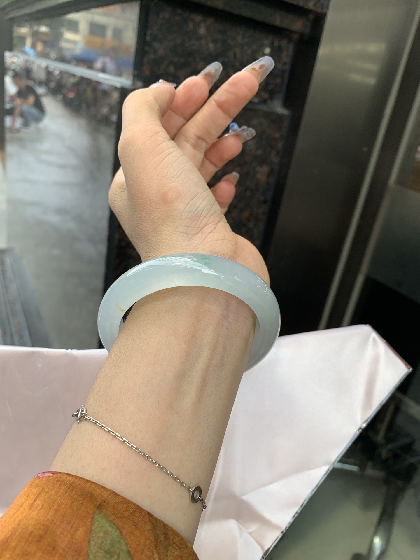 冰飘绿洒金正圈，54.3-8.4-12.1，0428-N560，打灯纹，不扣，玉质冰润细腻，清爽的底子飘一丝阳绿花，鲜活而灵动，犹如新冒的嫩芽，艳丽惹人