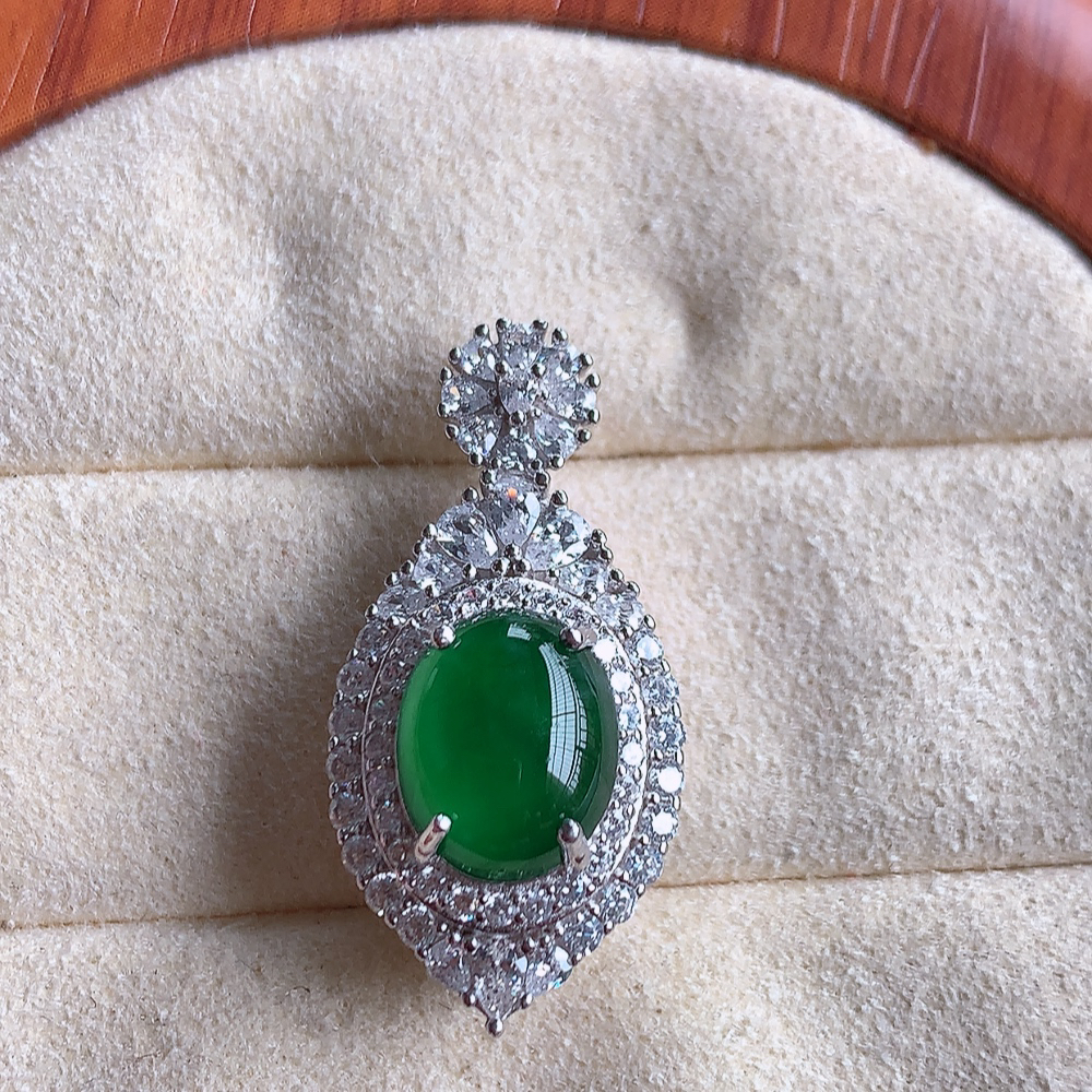 冰润飘绿蛋面翡翠吊坠，925银饰镶嵌  质地细腻，清秀高雅，饱满圆润  款式大方经典，颜色鲜艳，沁人