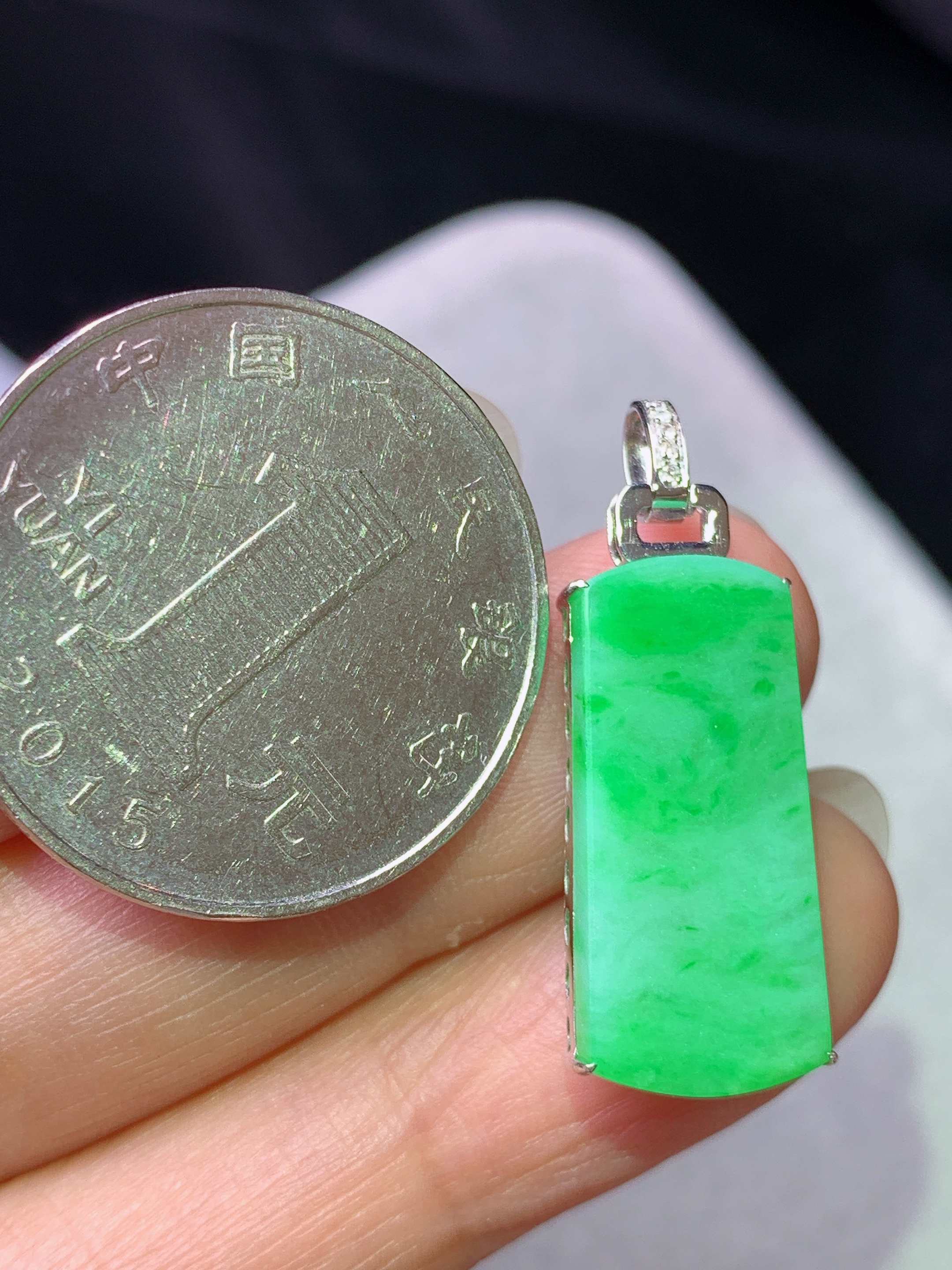 18k金钻镶嵌阳绿无事牌吊坠 玉质细腻 色泽艳丽清新 水润亮眼 整体尺寸29.6*9.5*4.8b1