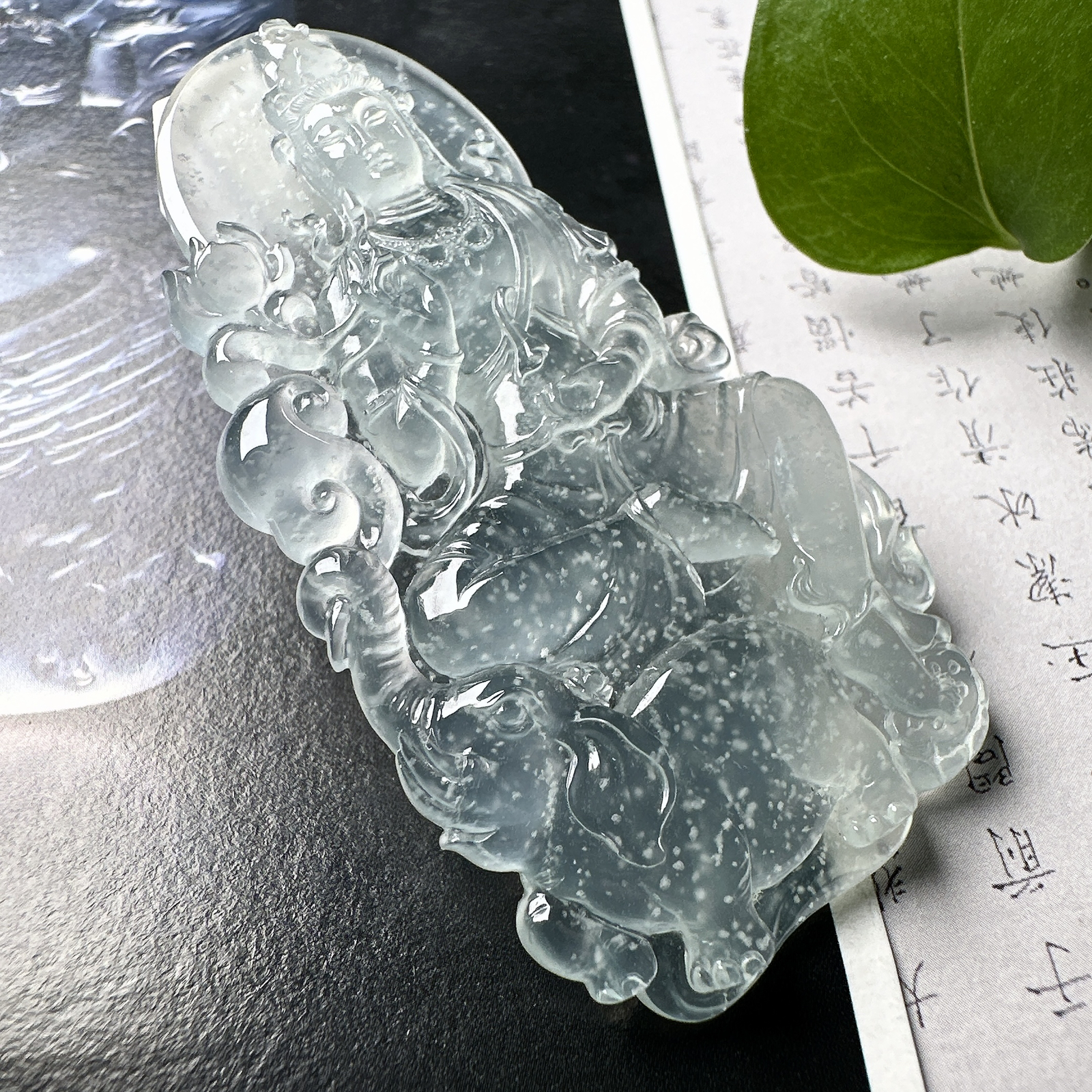 【玻璃种雪花棉普贤菩萨】木那老坑料，种老质地细腻，冰润纯净，光感好。雕工精美，是生肖龙、蛇的守护神