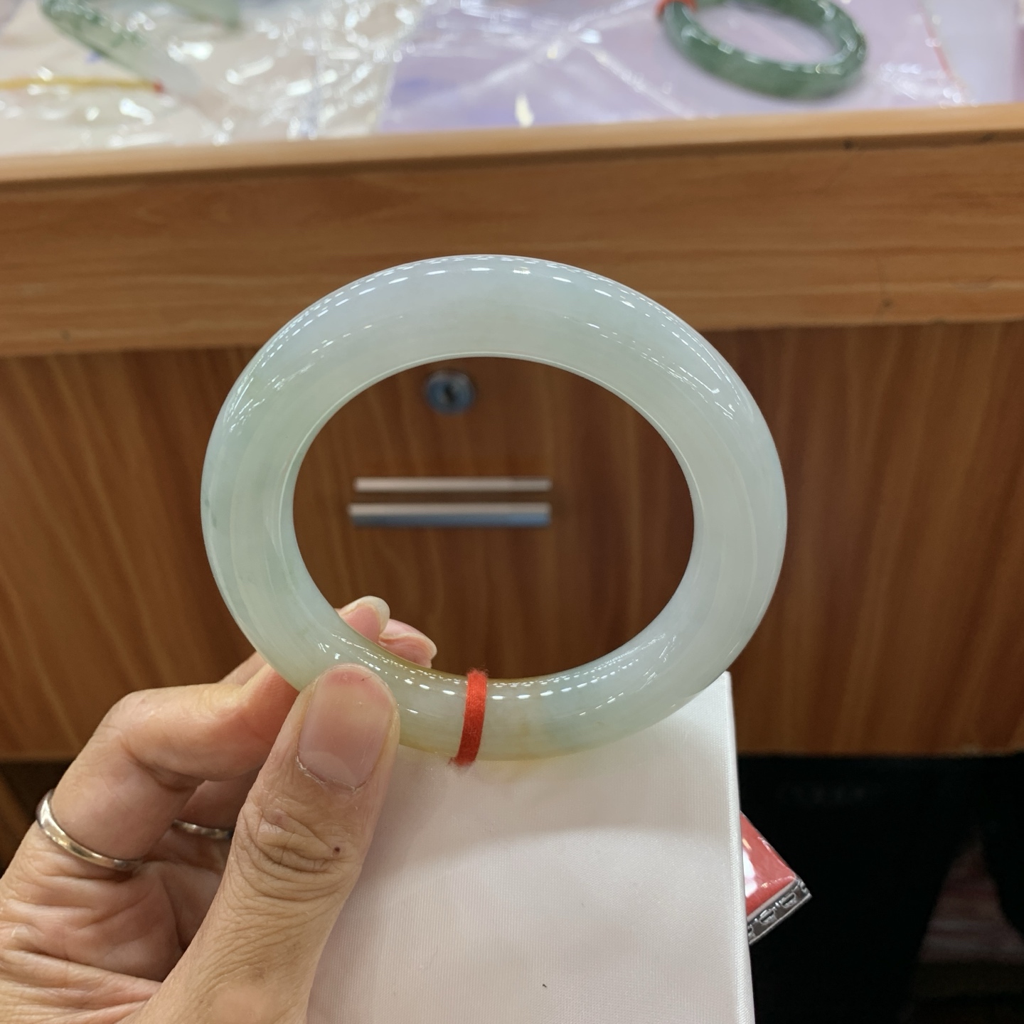 042725JM，飘黄翡圆条翡翠手镯，56.2-12.1