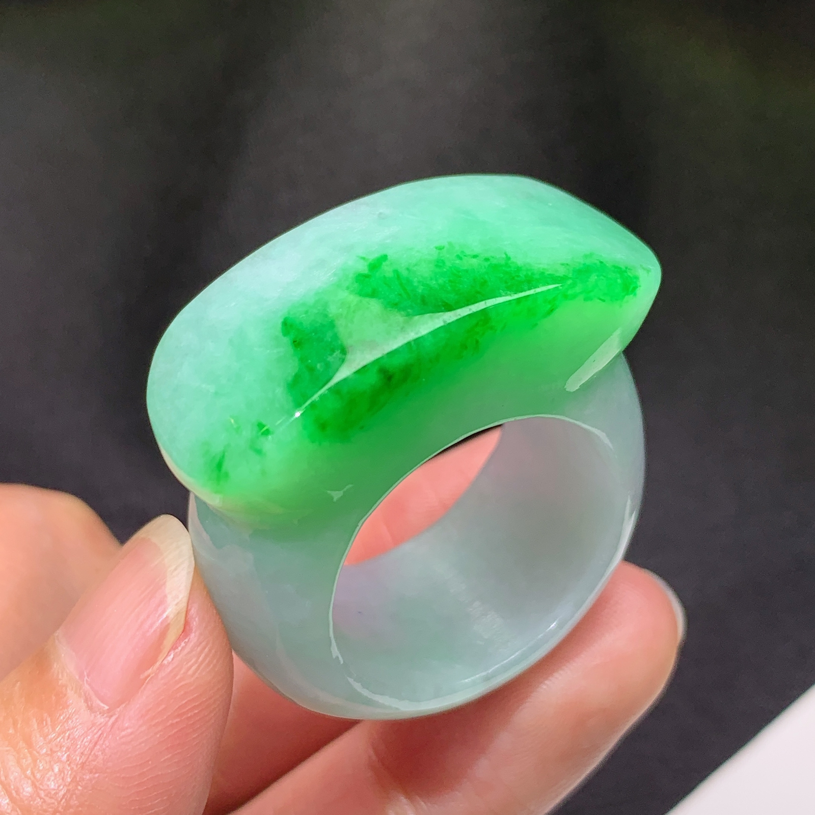 飘绿大扳指，权贵在手，富贵上身，冰润细腻，色阳，种水足，Xc 圈口26 尺寸14.3*9.3