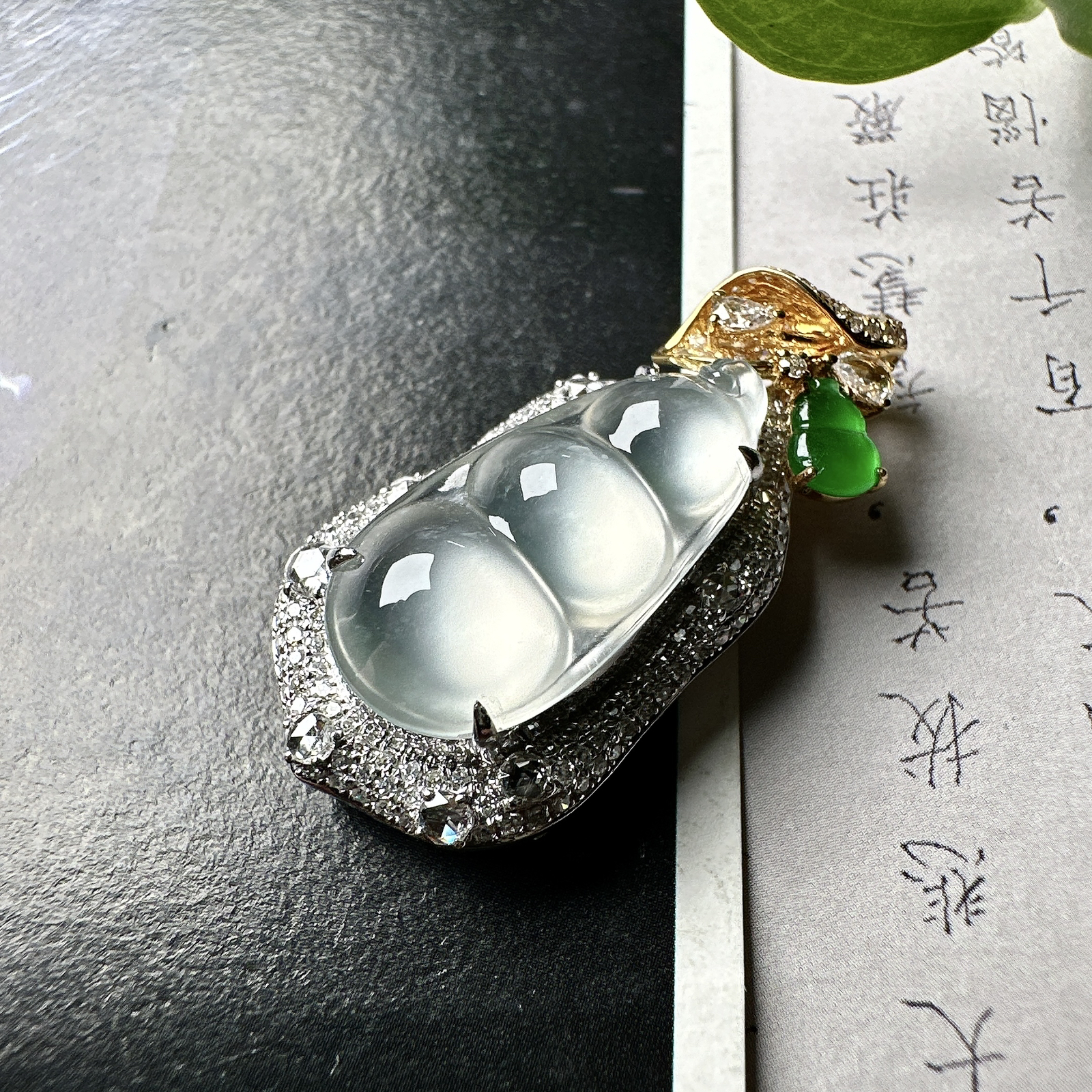 【玻璃种飘花福豆吊坠】种地上乘，冰感十足，通透起光，饱满圆润，收藏品质，18k金钻镶嵌，裸石尺寸20.3*10.4*3.8毫米