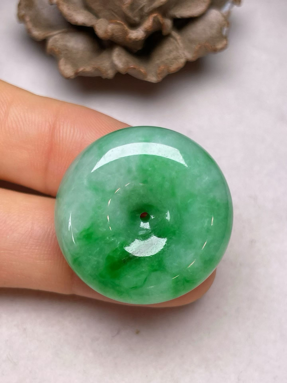 冰糯种辣色【平安扣】吊坠、种水好，玉质细腻 ，卖相好.