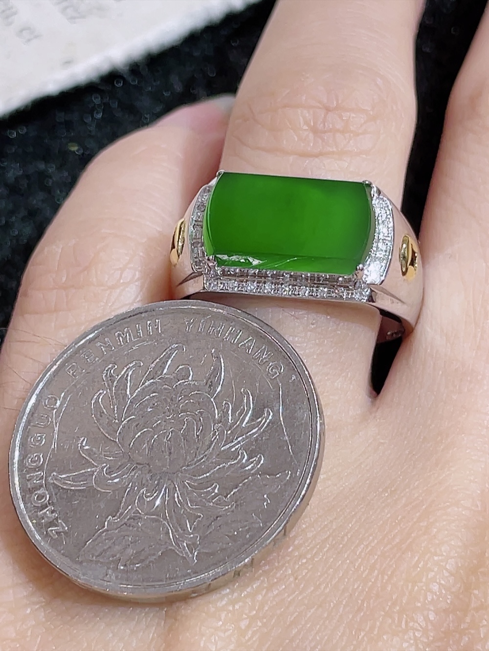 ️冰绿马鞍戒指，无裂，18k金镶嵌，种水，重金镶嵌，厚装饱满，高端大气，时尚百搭，性比高，指圈18.5，裸石13.2/7.3/6.0，含金厚