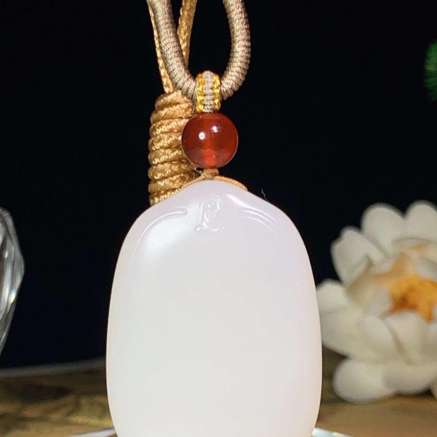 新疆和田玉羊脂白平安无事牌挂件。尺寸42/30/10重32.5克 玉质细腻油润。手推出油。佩戴高端典雅。lt260428