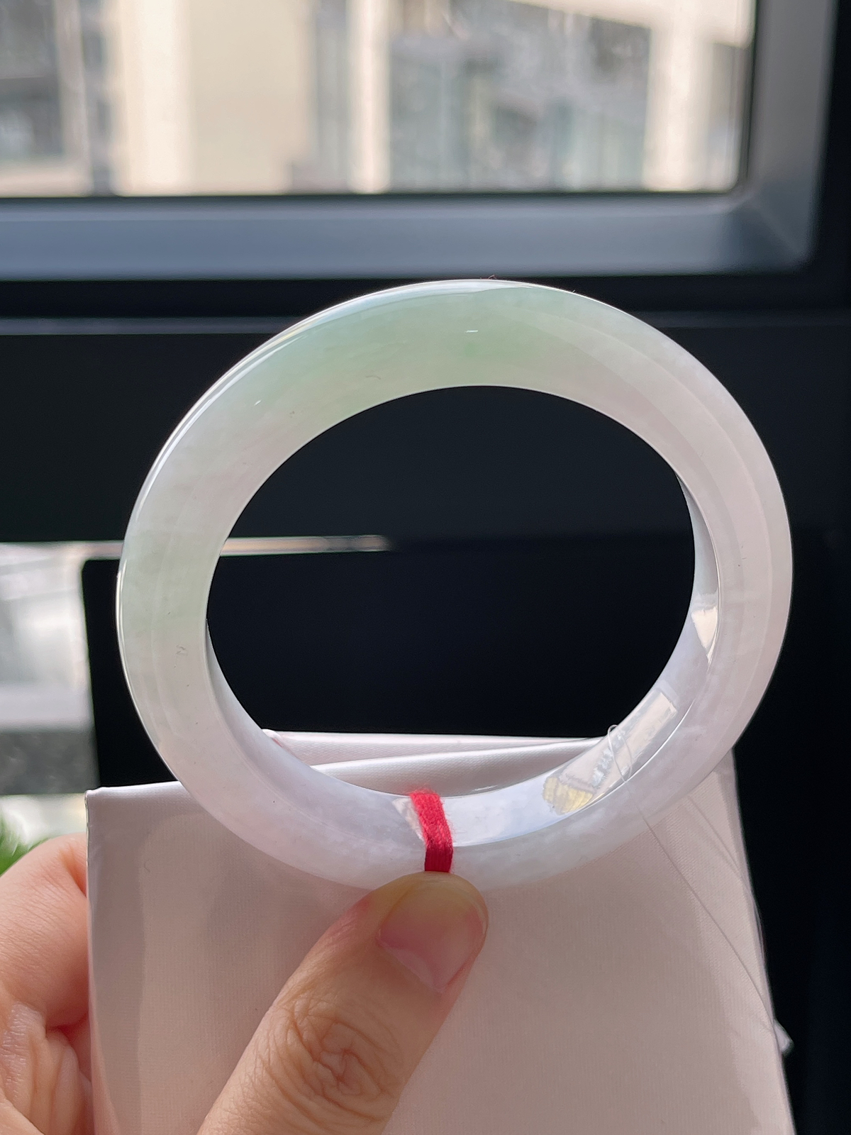 正圈55.8圈口，翡翠冰糯种淡绿色手镯