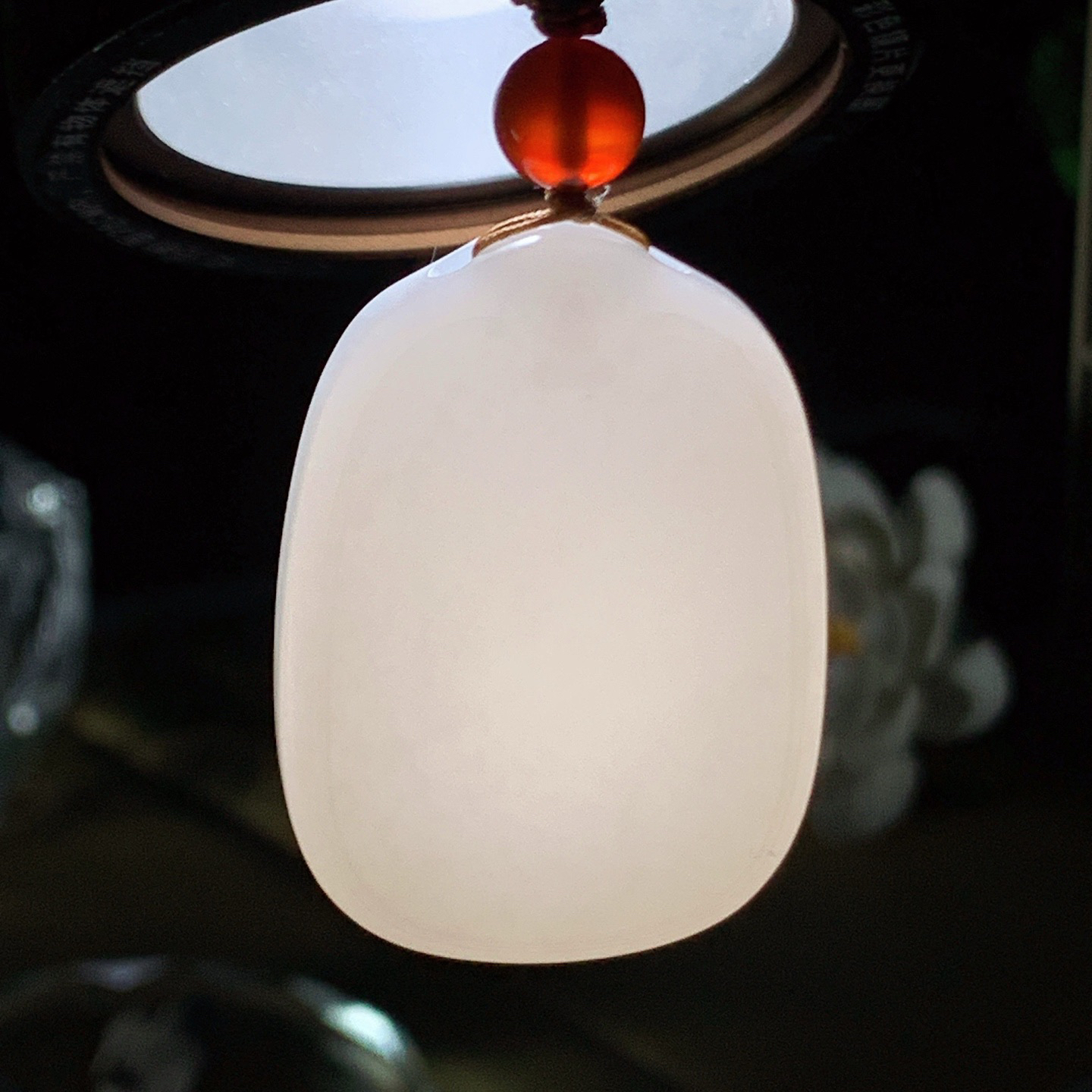 新疆和田玉羊脂白平安无事牌挂件。尺寸42/30/10重32.5克 玉质细腻油润。手推出油。佩戴高端典雅。lt260428