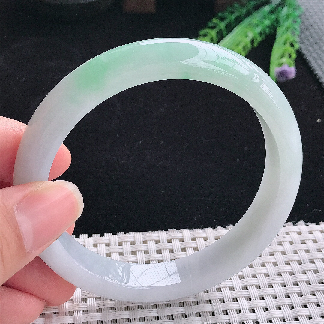 实拍A货翡翠63/12.5/8.5大圈口老坑精美冰润飘绿手镯翡翠玉镯手环
