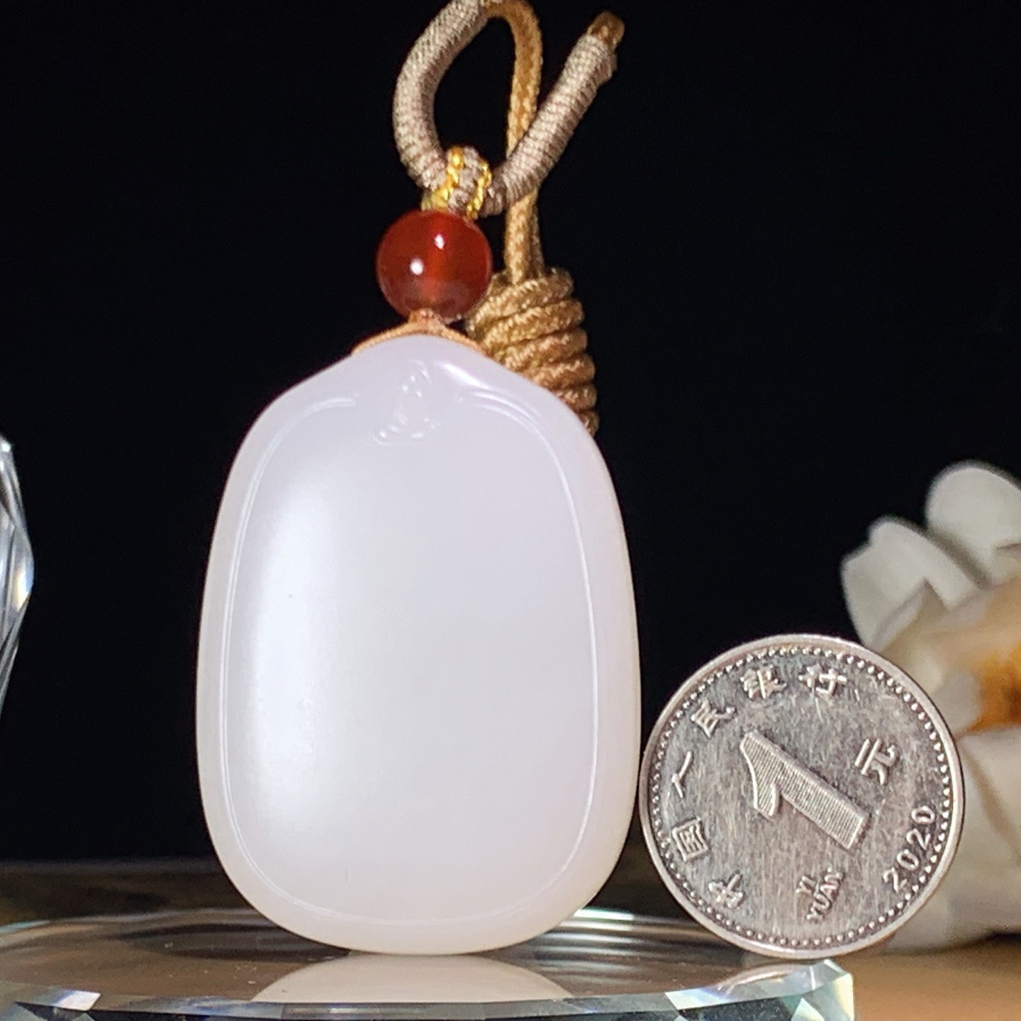 新疆和田玉羊脂白平安无事牌挂件。尺寸42/30/10重32.5克 玉质细腻油润。手推出油。佩戴高端典雅。lt260428