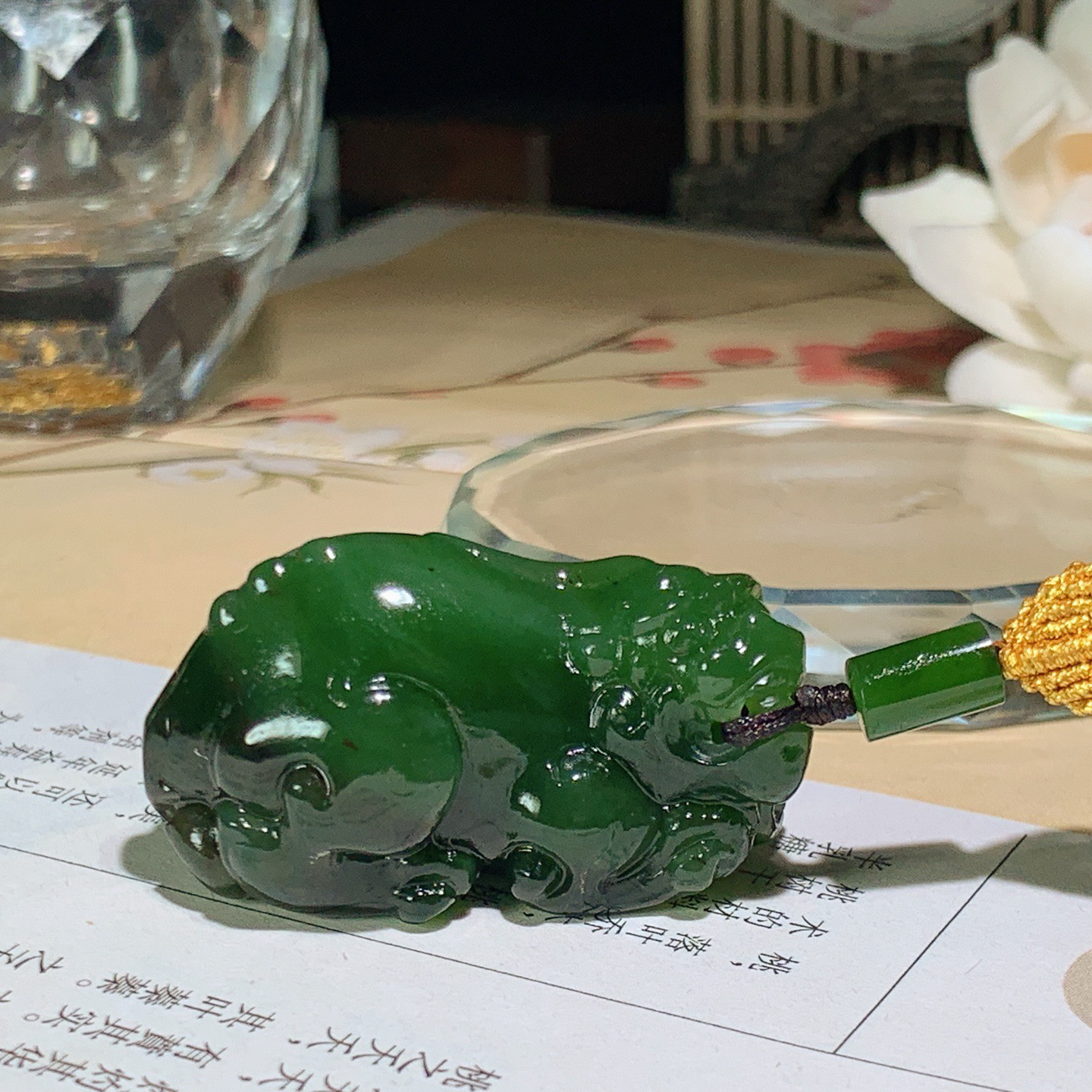 和田玉红皮料阳绿俄罗斯碧玉招财貔貅挂件。尺寸40/21/21重33克 玉质细腻油润。手推出油。佩戴高端典雅。lt260428