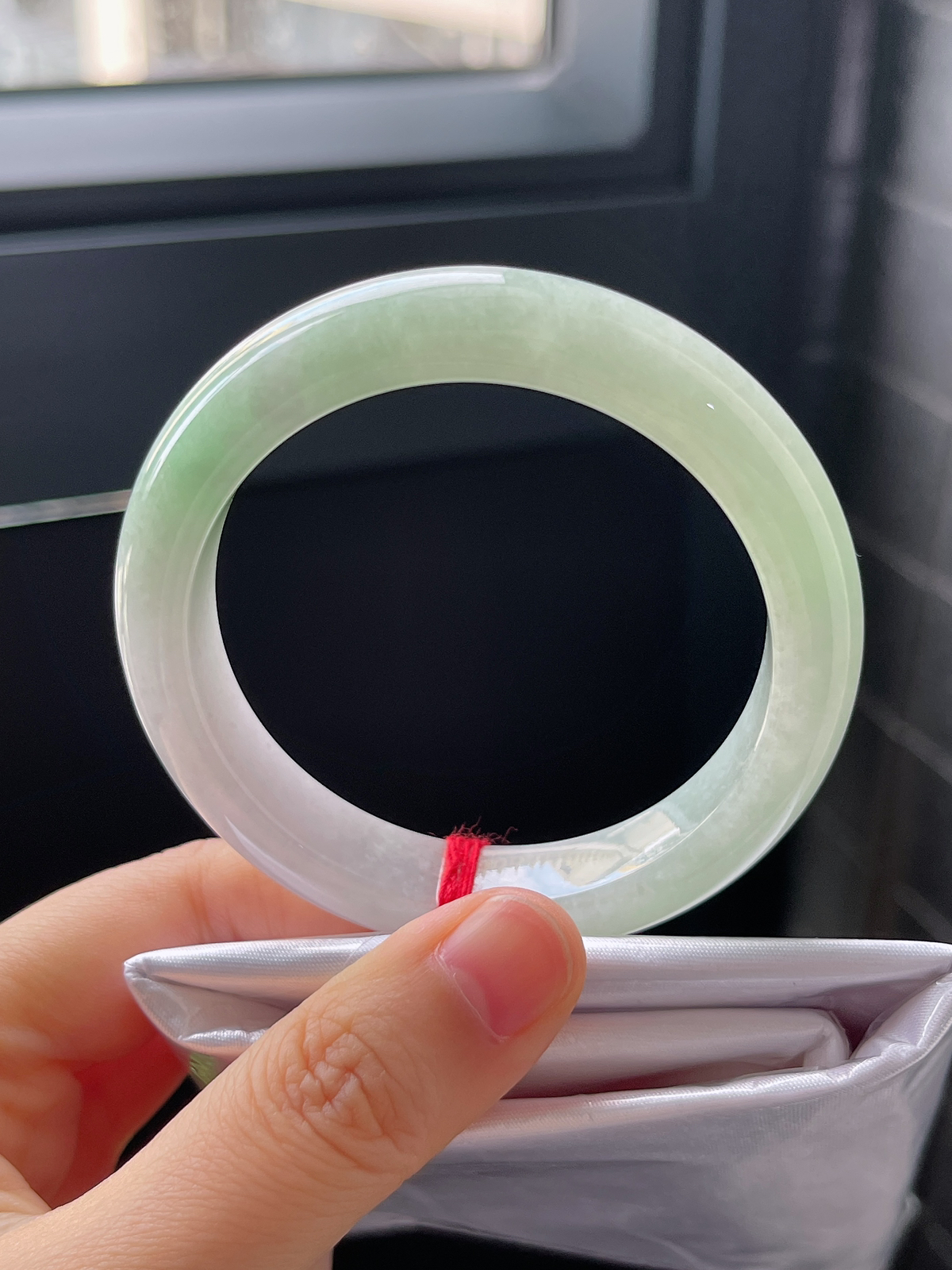 正圈52圈口，翡翠冰糯种淡绿色手镯