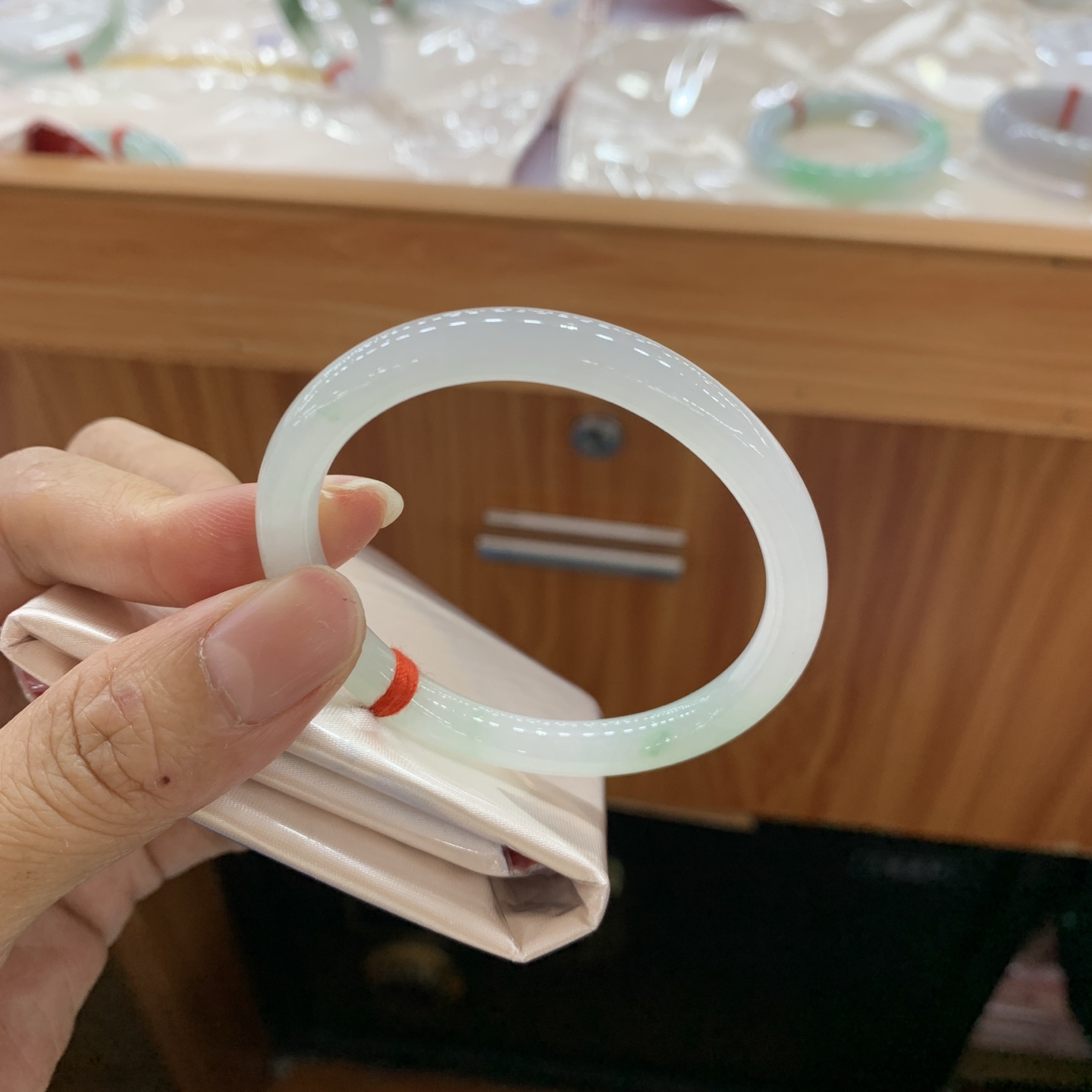 042704FN，飘绿贵妃翡翠手镯，54-46-6.8-6.5