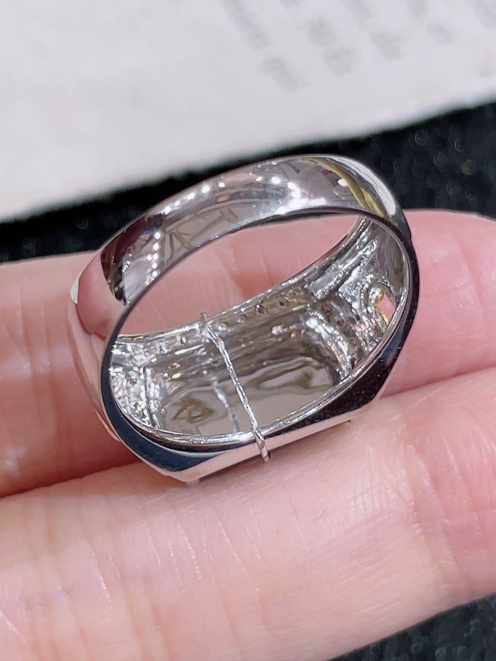 ️冰绿马鞍戒指，无裂，18k金镶嵌，种水，重金镶嵌，厚装饱满，高端大气，时尚百搭，性比高，指圈18.5，裸石13.2/7.3/6.0，含金厚