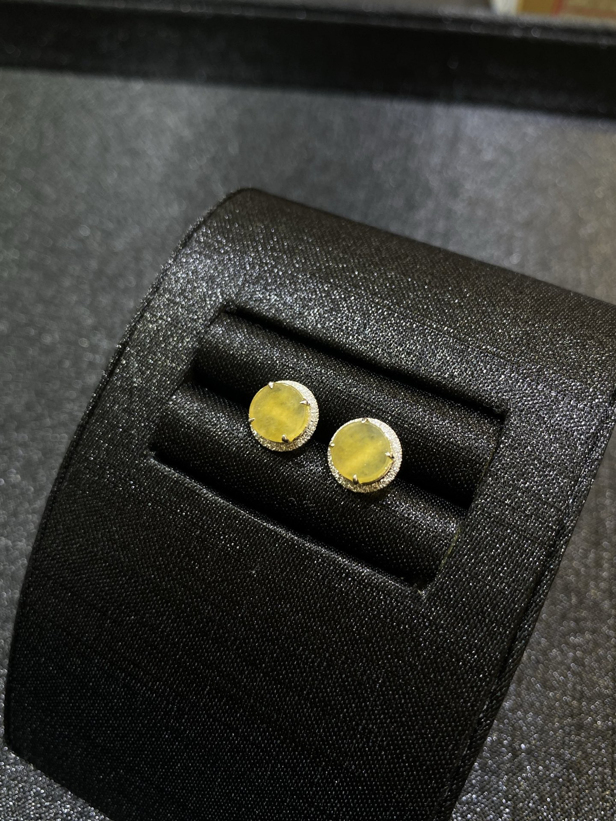 18Ｋ黄翡无事牌耳钉
整体8.6/4
裸石6.5/2.2..