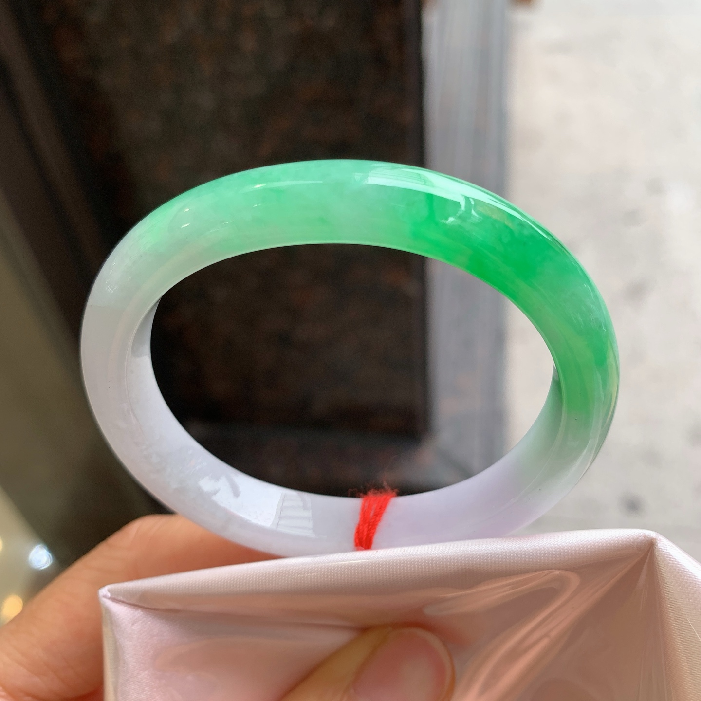 贵妃飘绿，有纹，尺寸52.5/46/9/7.6，色阳绿