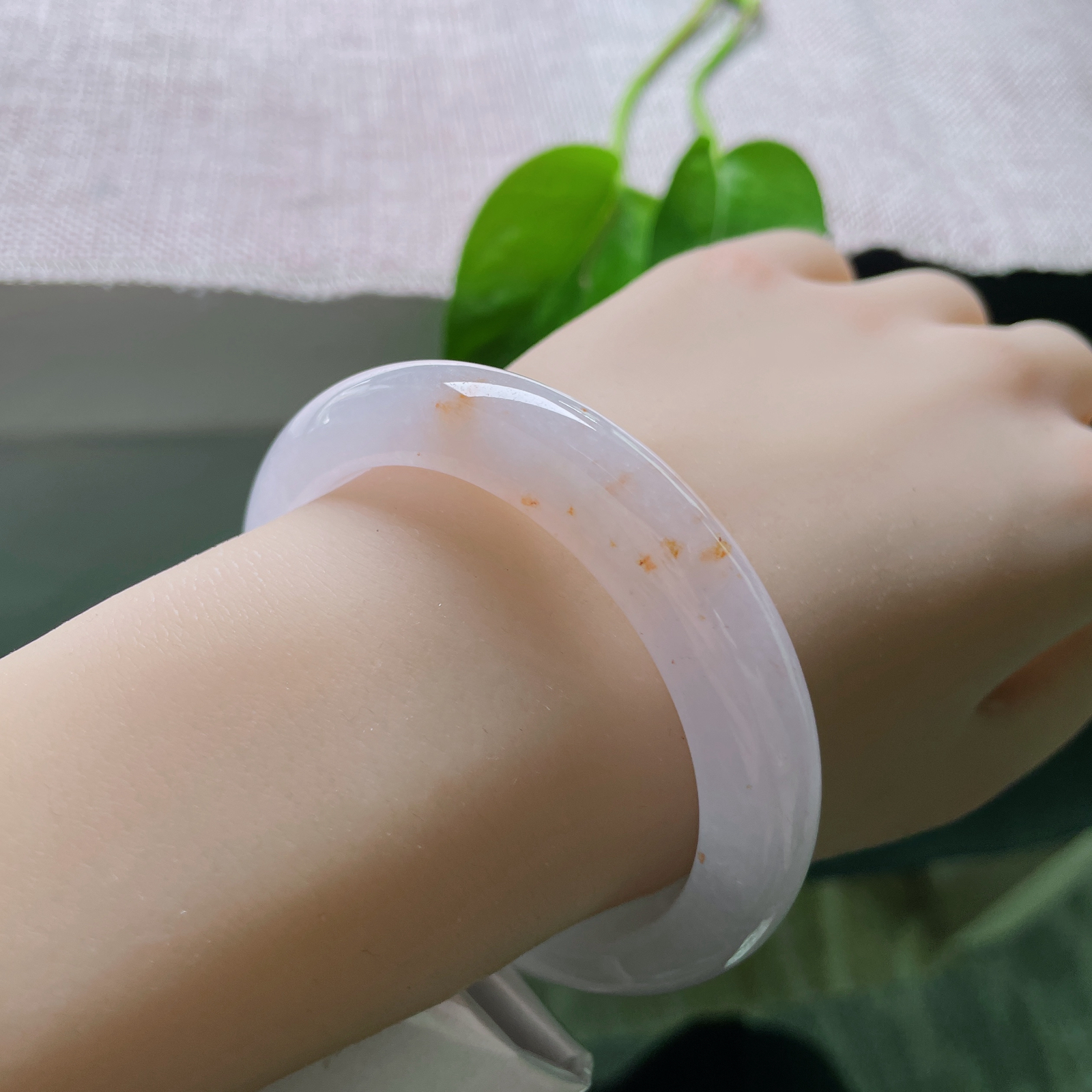 55.2/11.7/8.7，冰紫正圈，洒金，把东方雅致的含蓄与金玉满堂的寓意，都凝在了这一抹腕间风情里。ss49781a..