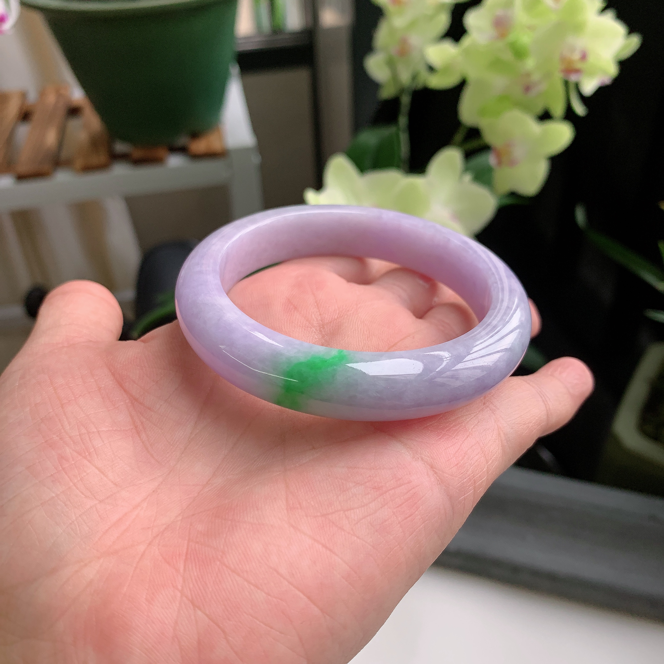 正圈57圈口，天然A货翡翠冰糯种水润春彩紫罗兰飘阳绿玉手镯，水润秀丽，飘花灵动，种水十足，视觉甜美可人，恰到好处的美，十分高雅耐看，条形优美，上手优雅大方。65.84