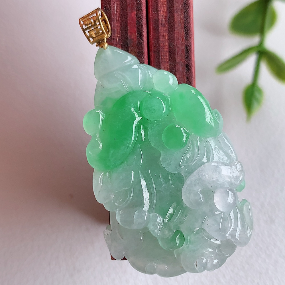 18k金扣冰润飘绿白菜吊坠  玉质细腻，巧雕白菜，叶脉纹理细密，饱和紧密;茎叶粗壮有力，白菜”音通“
